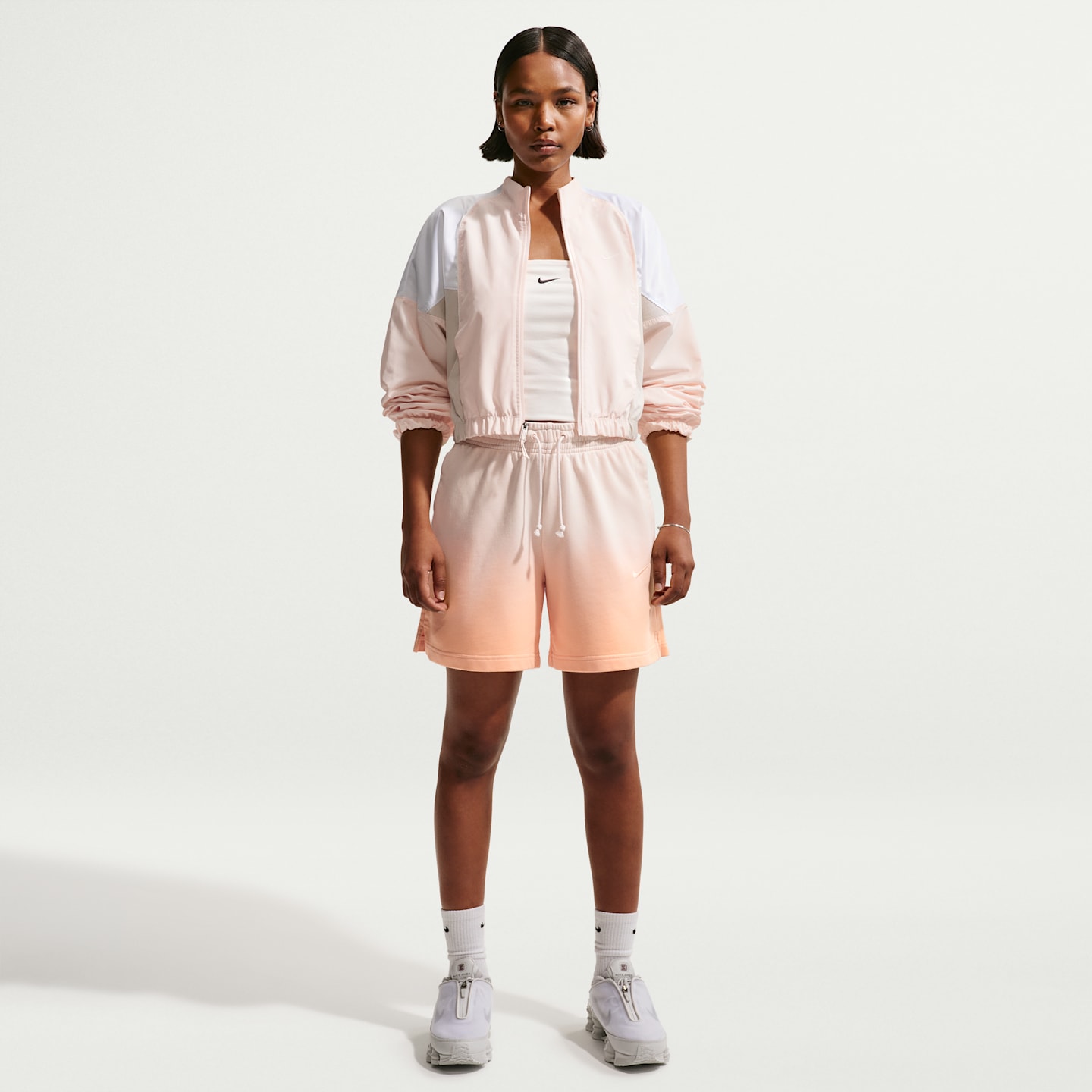 Женские шорты Nike Sportswear Phoenix Fleece Mid-Rise, цвет: Меловой / Ледяной персиковый — фото 1