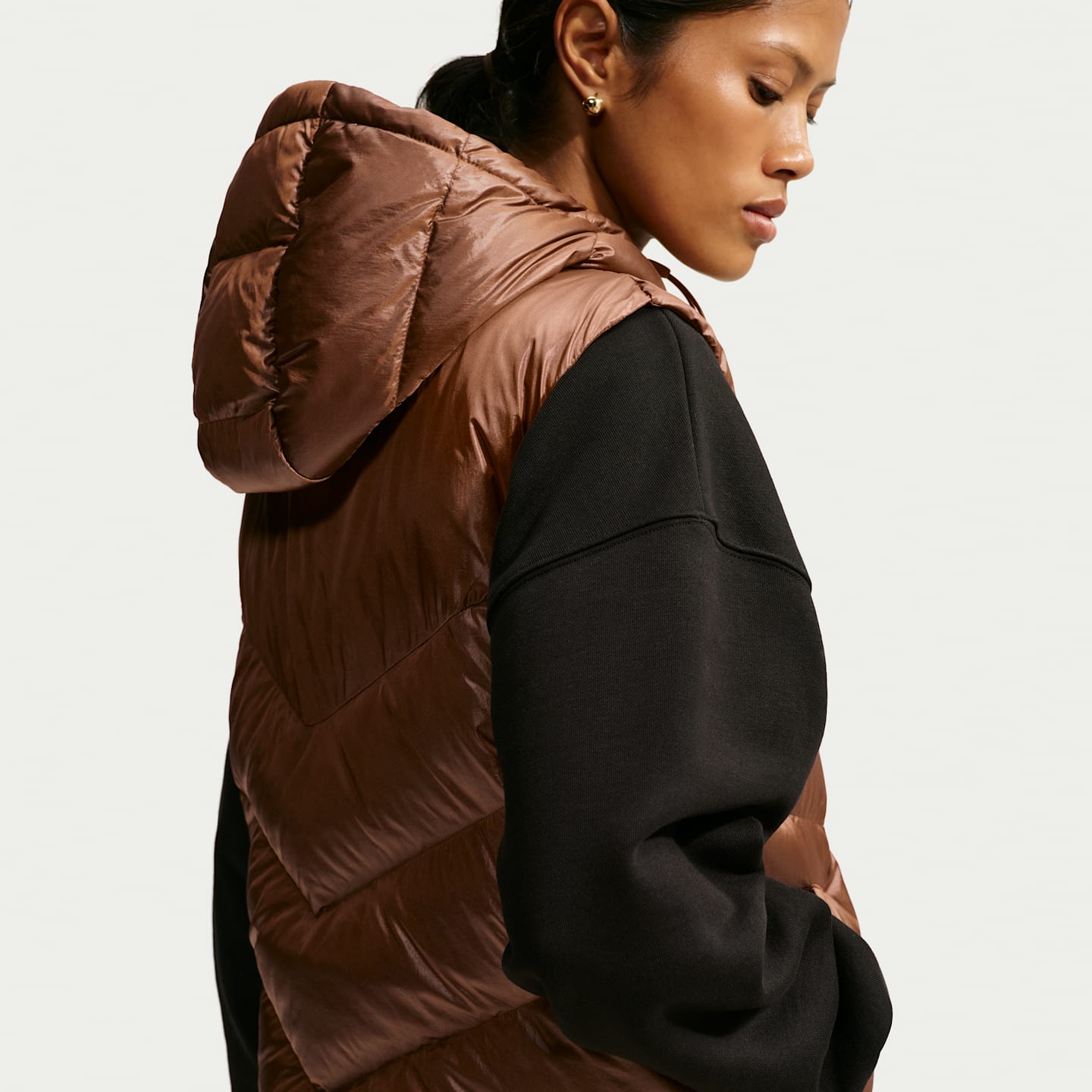 Женский жилет Nike Sportswear Windpuffer Loose Storm-FIT Hooded Down, цвет: Какао / Молочный — фото 2
