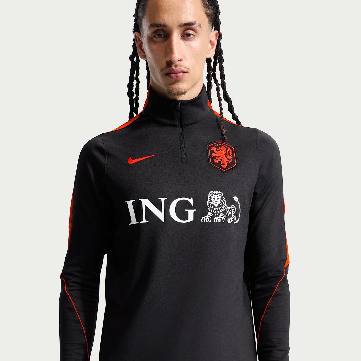 Мужской тренировочный футбольный топ Nike Dri-FIT Netherlands Strike, цвет: Чёрный / Малиновый — фото 1