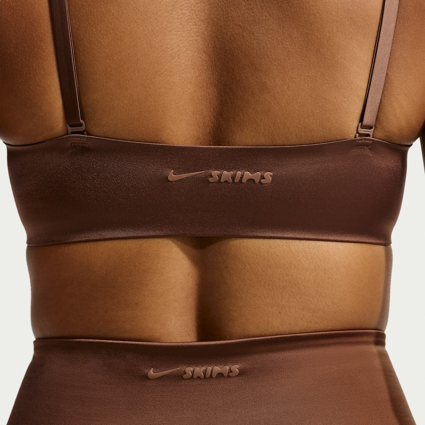 Женский бюстгальтер NikeSKIMS Satin Shine Scoop Cami, цвет: Коричневый — фото 6