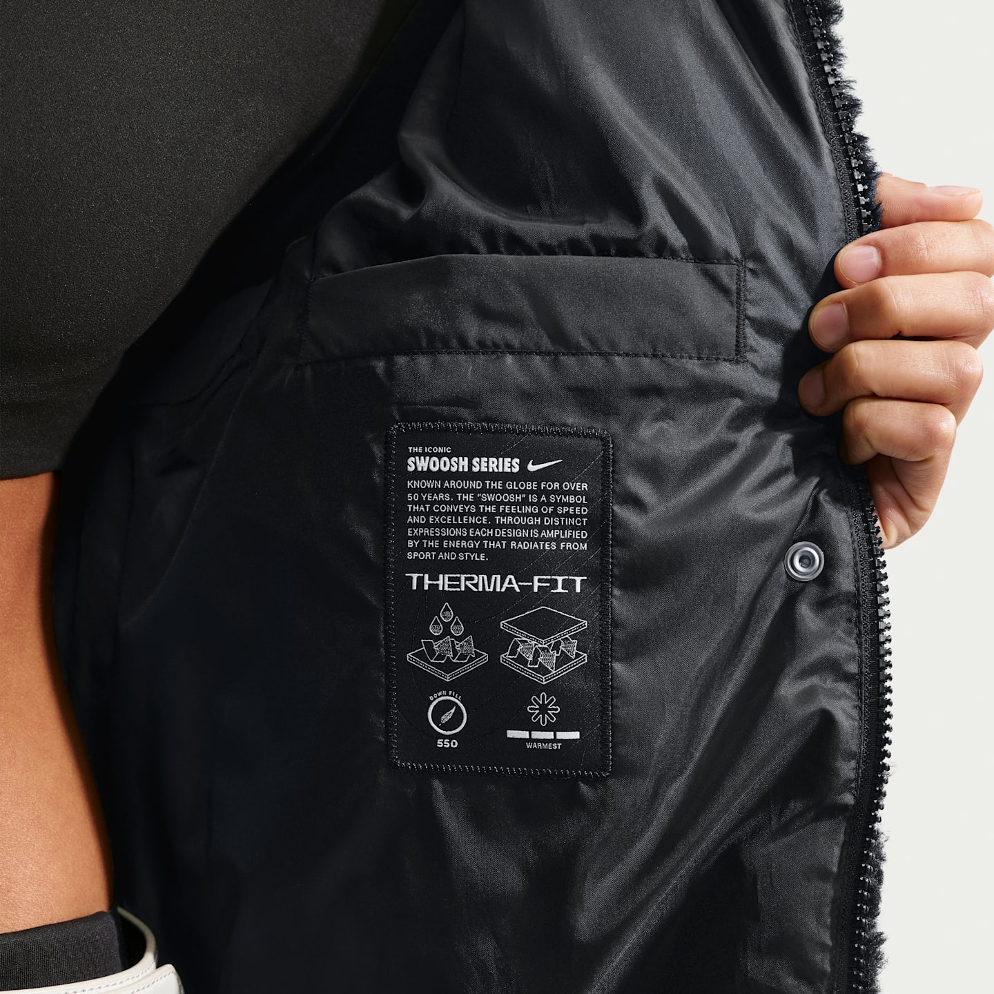 Женский свободный пуховый жилет Nike Sportswear Swoosh Series Therma-FIT с капюшоном, цвет: Чёрный — фото 6