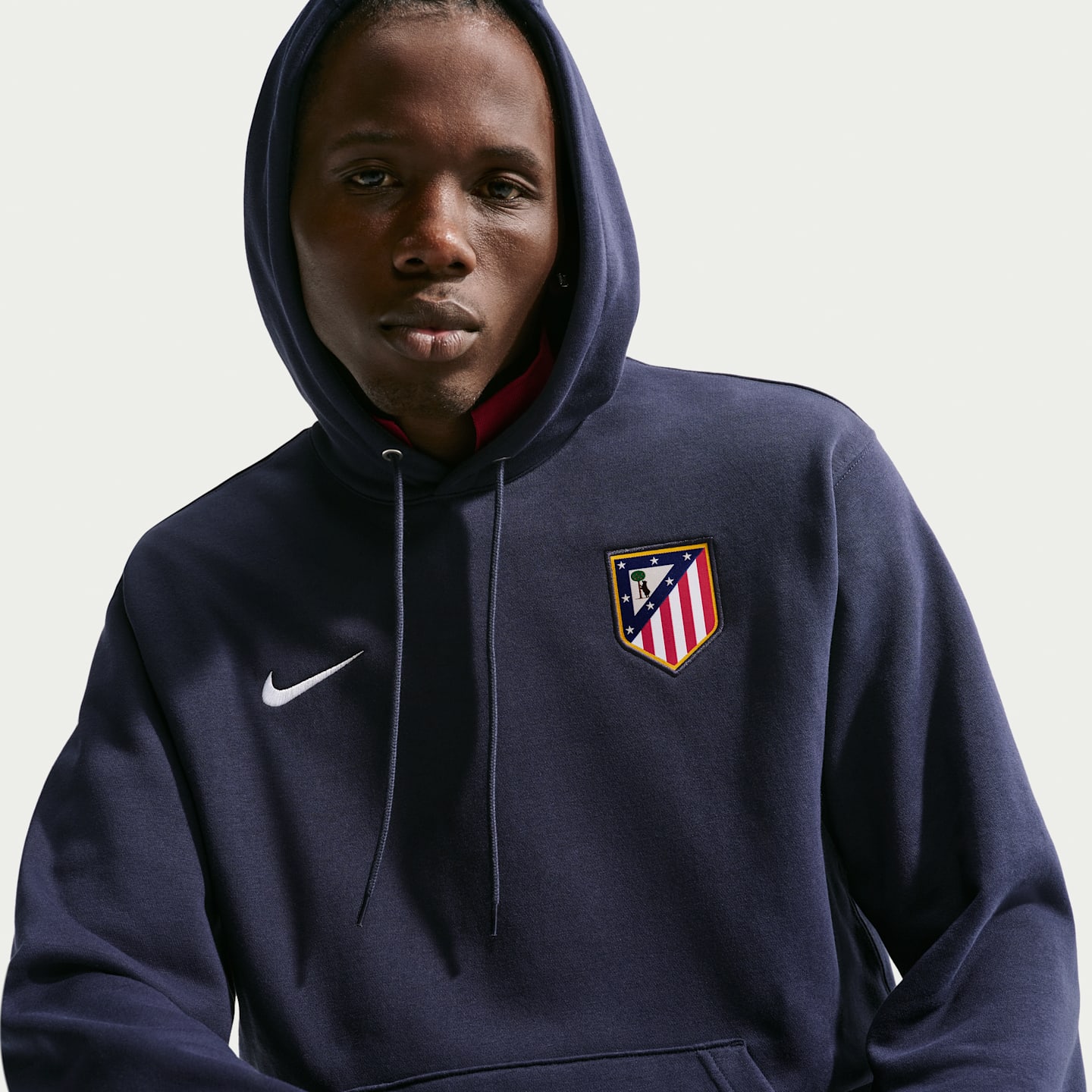Мужское футбольное худи из махры Nike Atlético Madrid Club, цвет: Обсидиановый / Белый — фото 3
