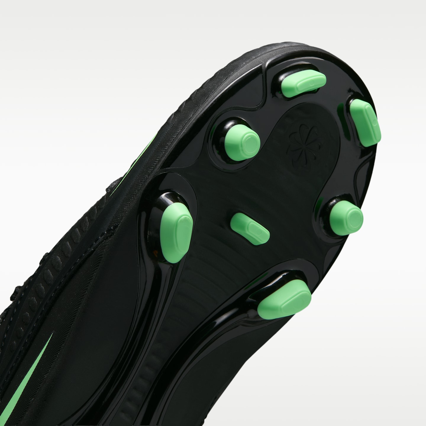 Детские бутсы Nike Jr. Phantom 6 Low Club Multi-Ground Soccer Cleats, цвет: Чёрный / Зелёный — фото 7