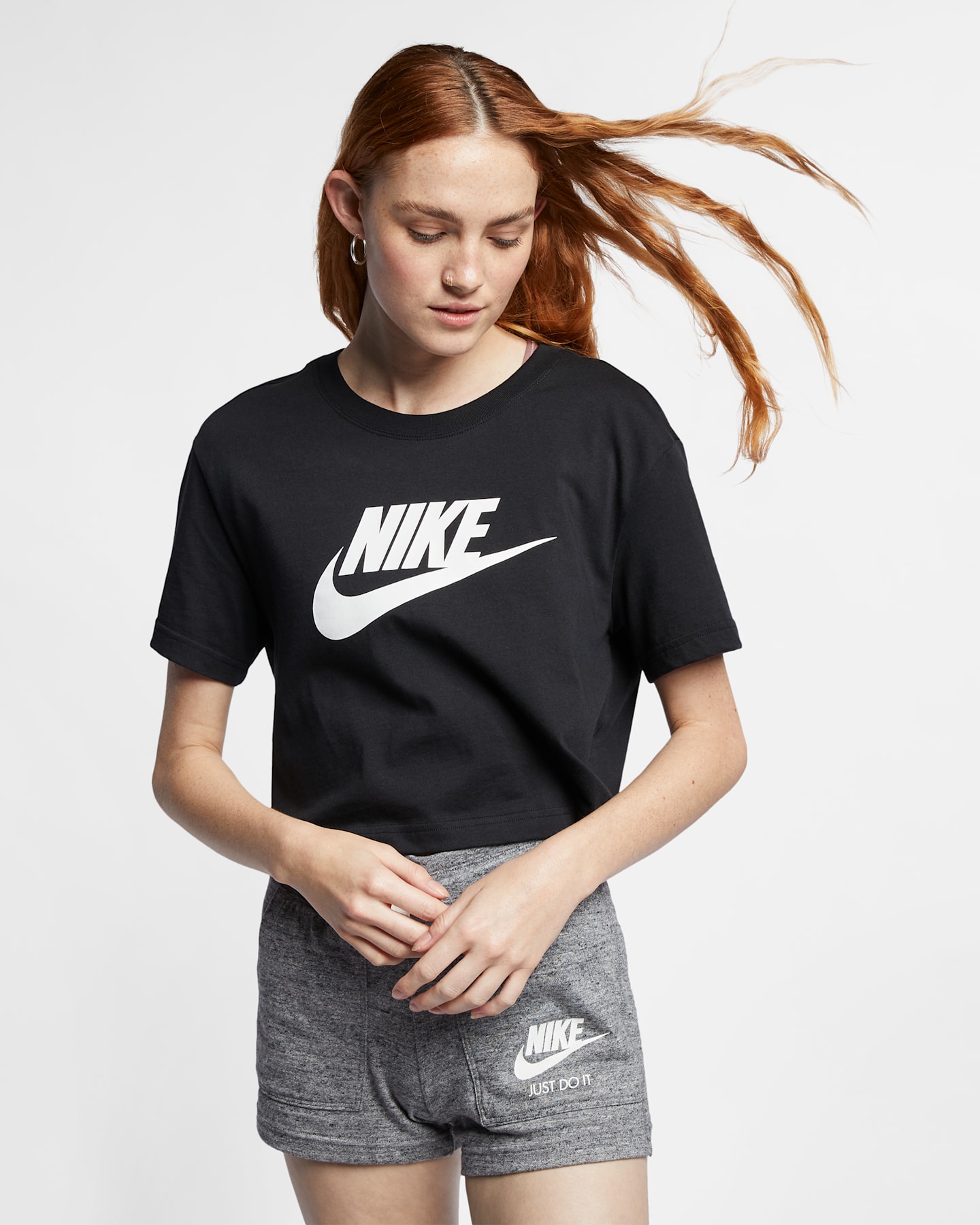 Женская укороченная футболка Nike Sportswear Essential с логотипом, цвет: Чёрный / Белый — фото 5