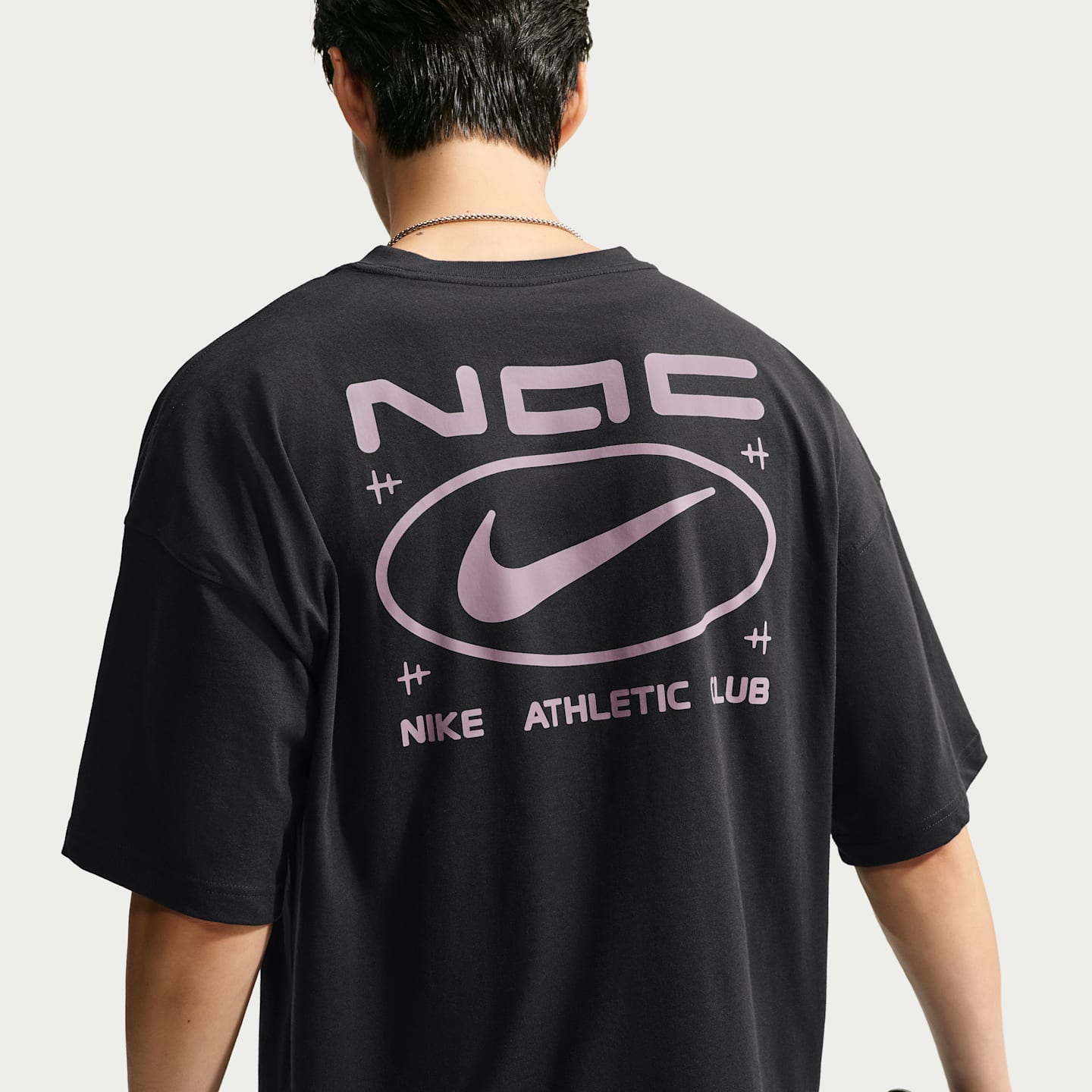 Мужская футболка Nike N.A.C. оверсайз, цвет: Чёрный / Фиолетовый — фото 2
