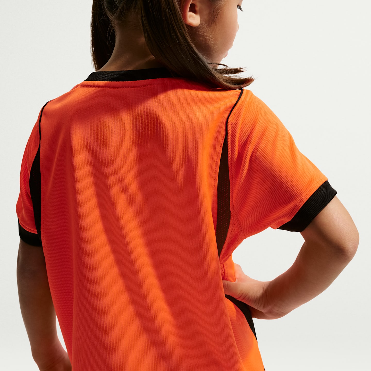 Детский футбольный комплект Nike Netherlands 2026 Stadium Home из 3 предметов, цвет: Малиновый / Чёрный — фото 3