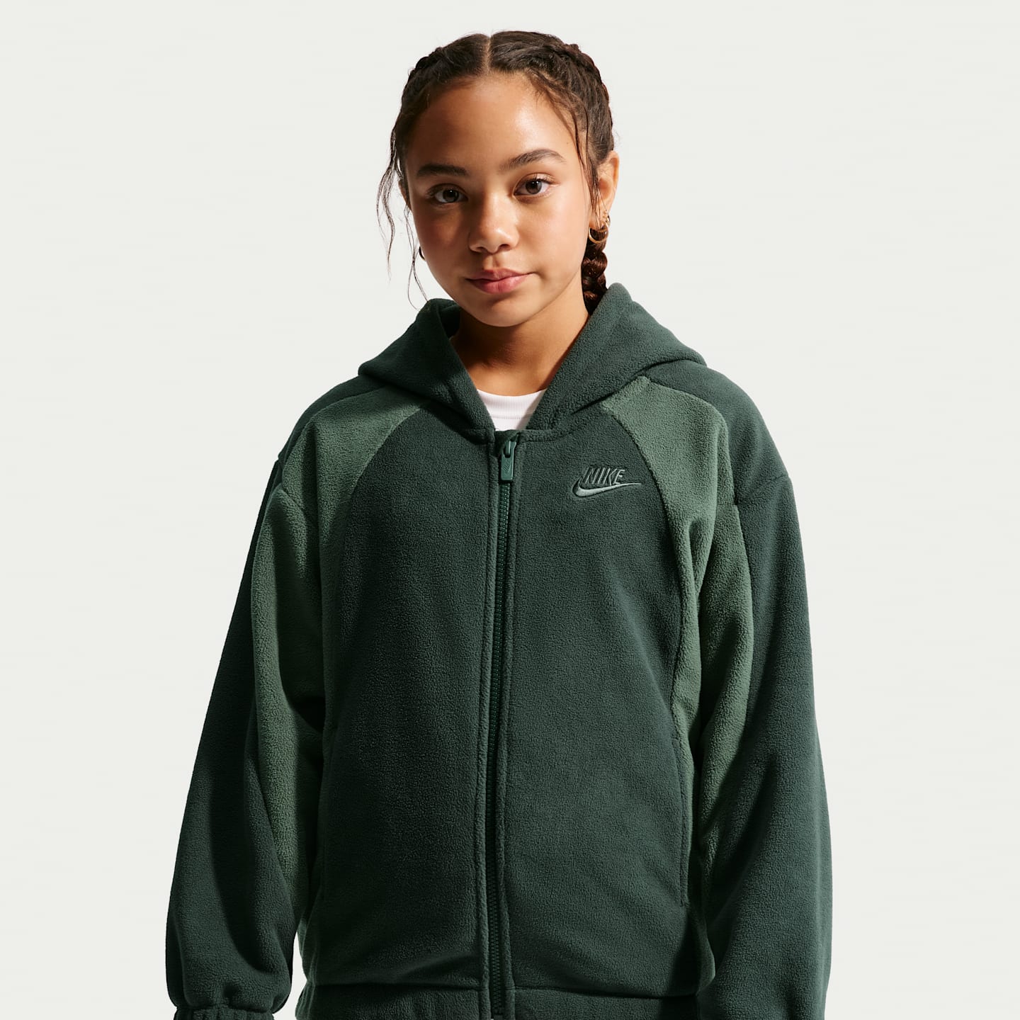 Детское утеплённое флисовое худи на молнии Nike Club, цвет: Чёрный еловый / Камуфляжный зелёный — фото 2
