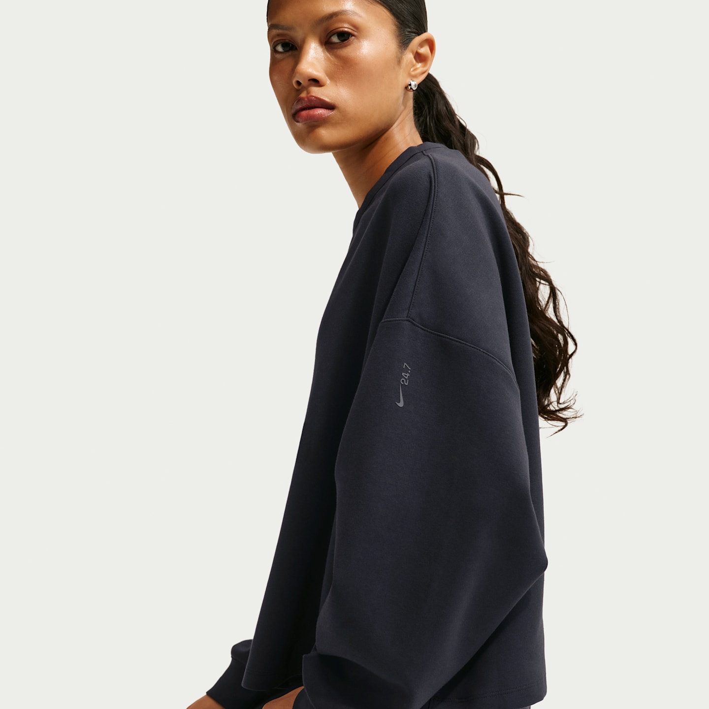 Женский топ Nike 24.7 ImpossiblySoft Dri-FIT Oversized Crew-Neck Top, цвет: Чёрный / Серый — фото 3