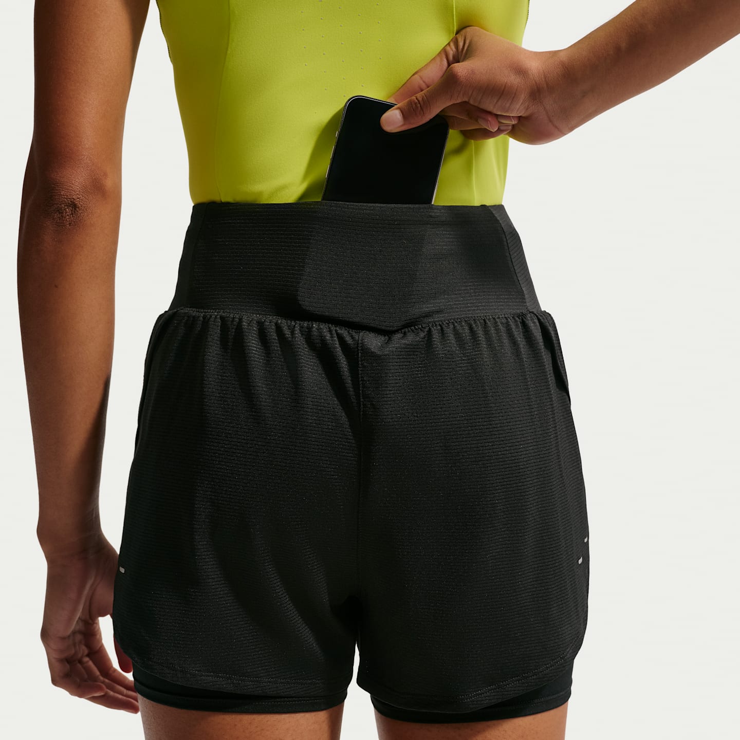 Женские беговые шорты Nike Flow Dri-FIT 2-в-1 из сетки, цвет: Чёрный — фото 6