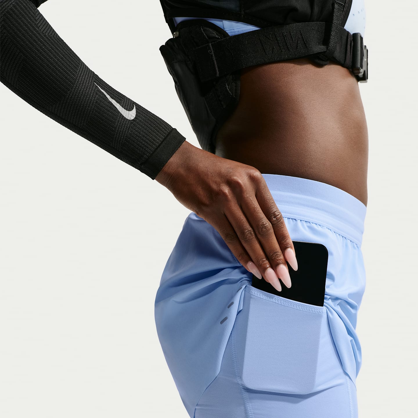 Женские шорты Nike Swift Dri-FIT Mid-Rise 2-in-1 Running Shorts (Plus Size), цвет: Серебристый — фото 6