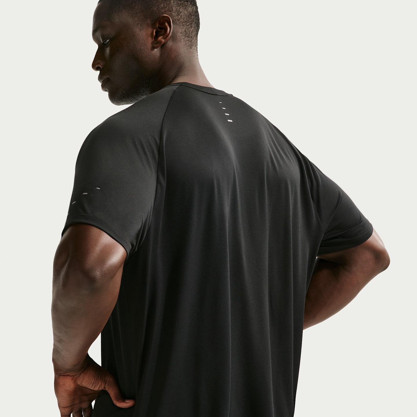 Мужской беговой топ Nike Stride Dri-FIT ADV с коротким рукавом, цвет: Чёрный — фото 7