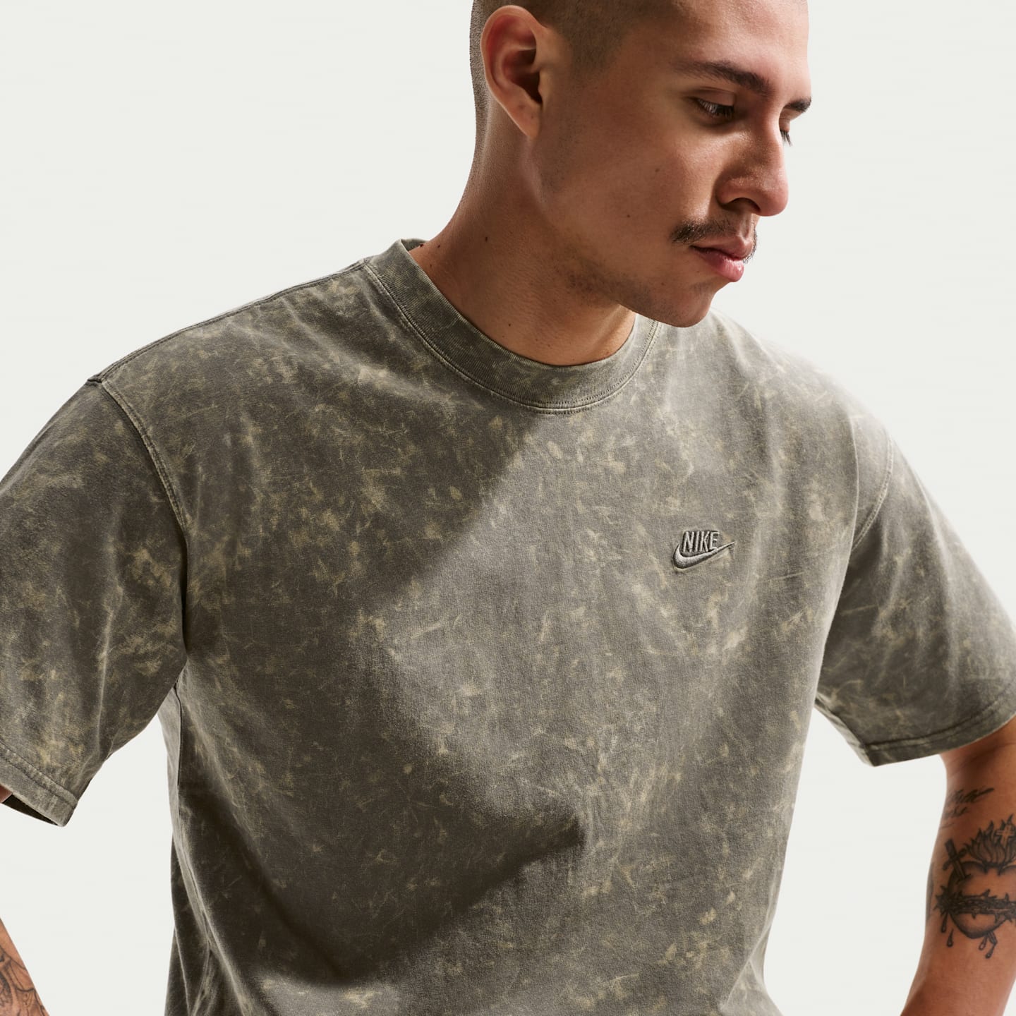 Мужская футболка Nike Sportswear с эффектом винтажной варки, цвет: Серо-бежевый — фото 1