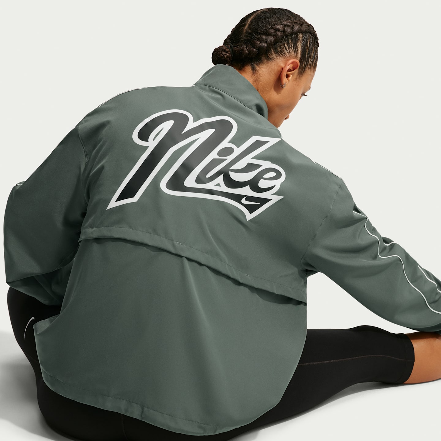 Женская куртка Nike One Dri-FIT оверсайз, цвет: Камуфляжный зелёный / Молочный — фото 2