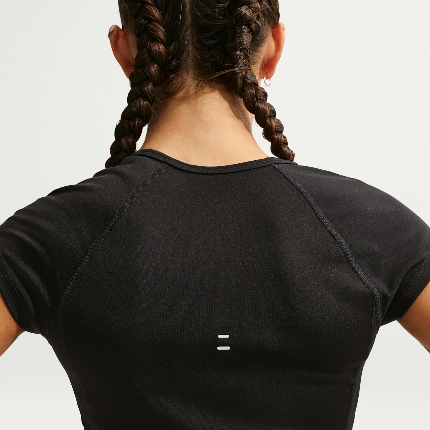 Женский топ Nike Tempo Swoosh Dri-FIT Cap-Sleeve Running Top, цвет: Чёрный / Белый — фото 2