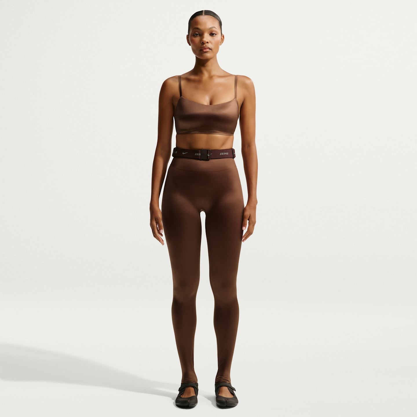 Женский бюстгальтер NikeSKIMS Satin Shine Scoop Cami, цвет: Коричневый — фото 4