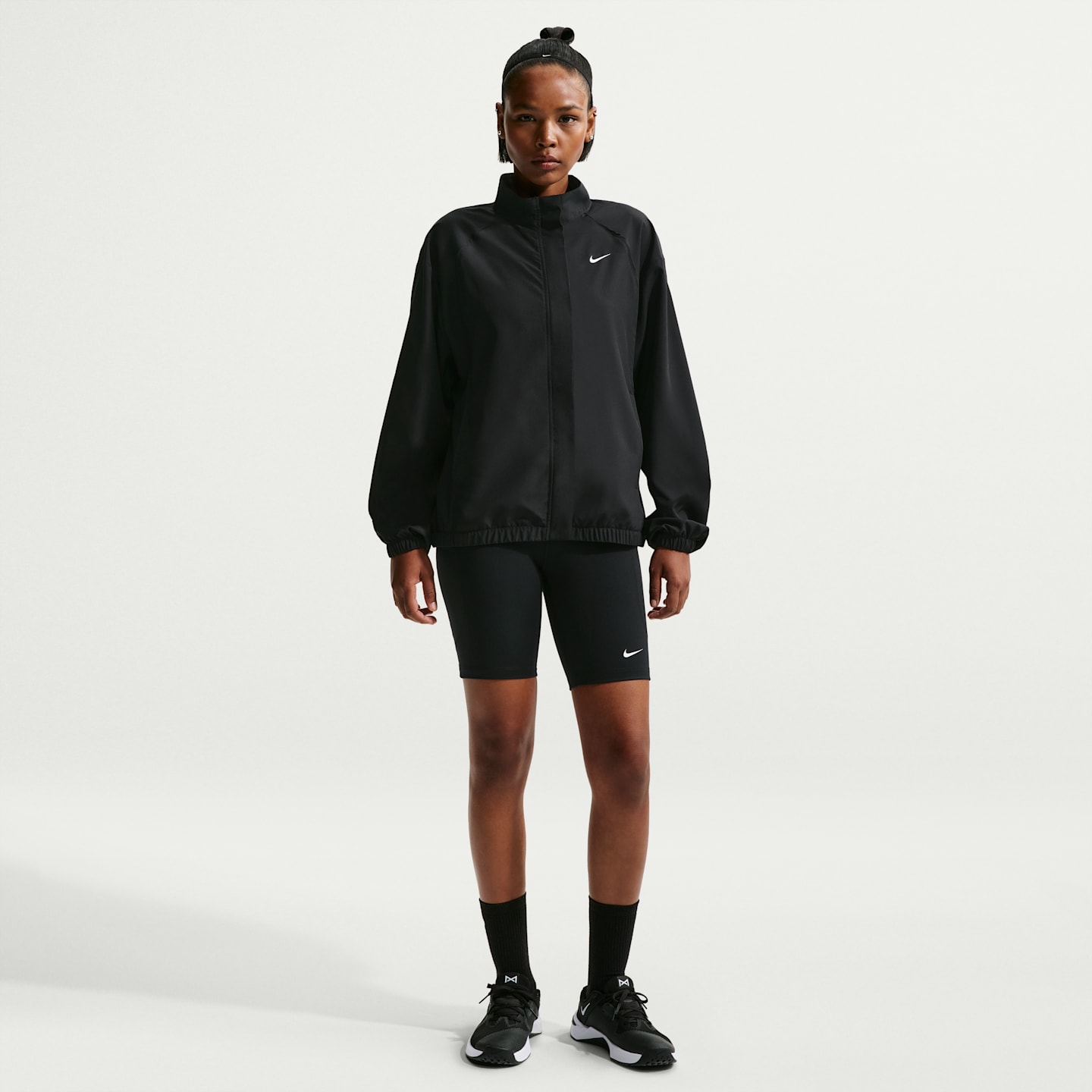 Женские байкерские шорты Nike One 8" с высокой талией и карманами, цвет: Чёрный / Белый — фото 1