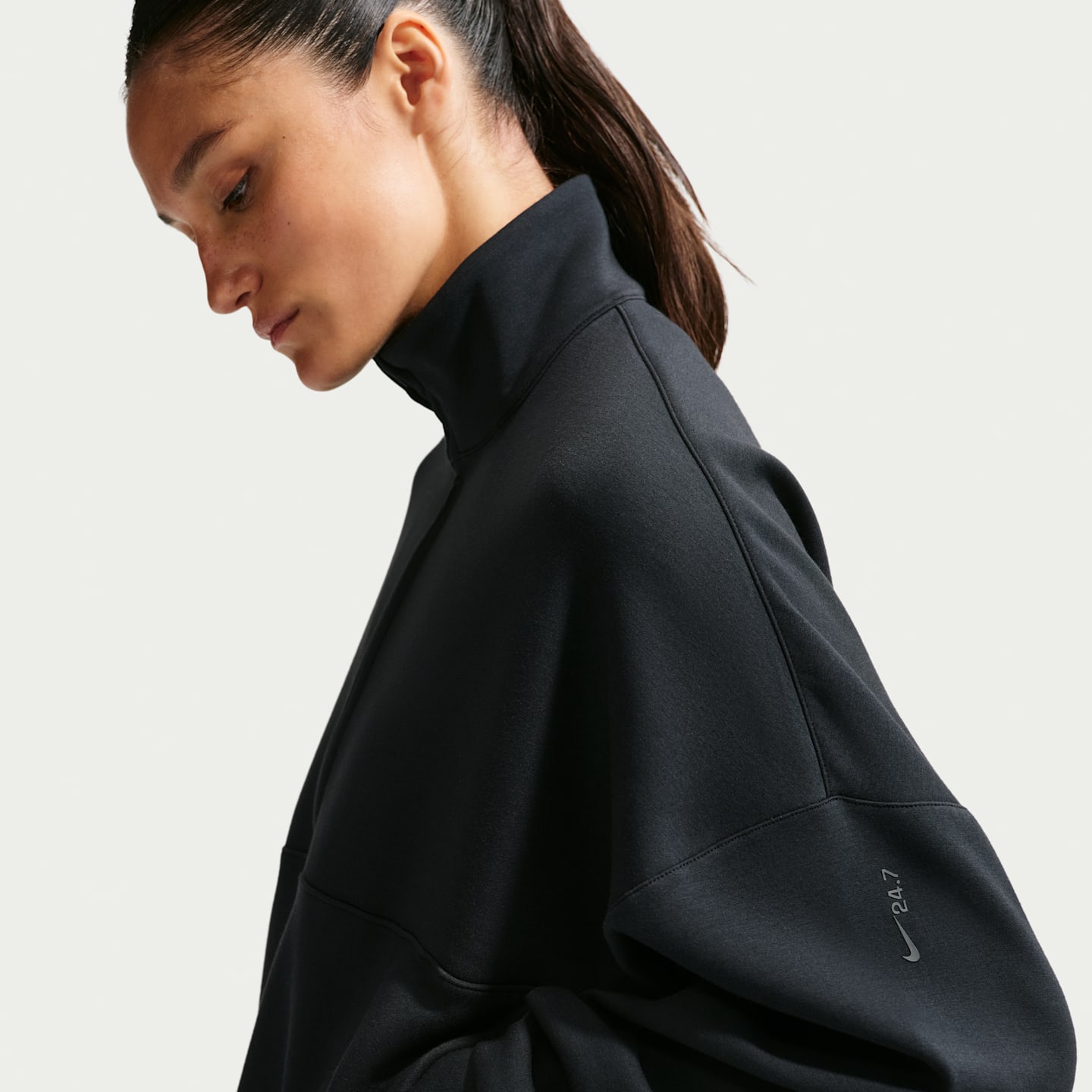 Женский топ оверсайз на полумолнии Nike 24.7 ImpossiblySoft Dri-FIT, цвет: Чёрный / Серый — фото 3
