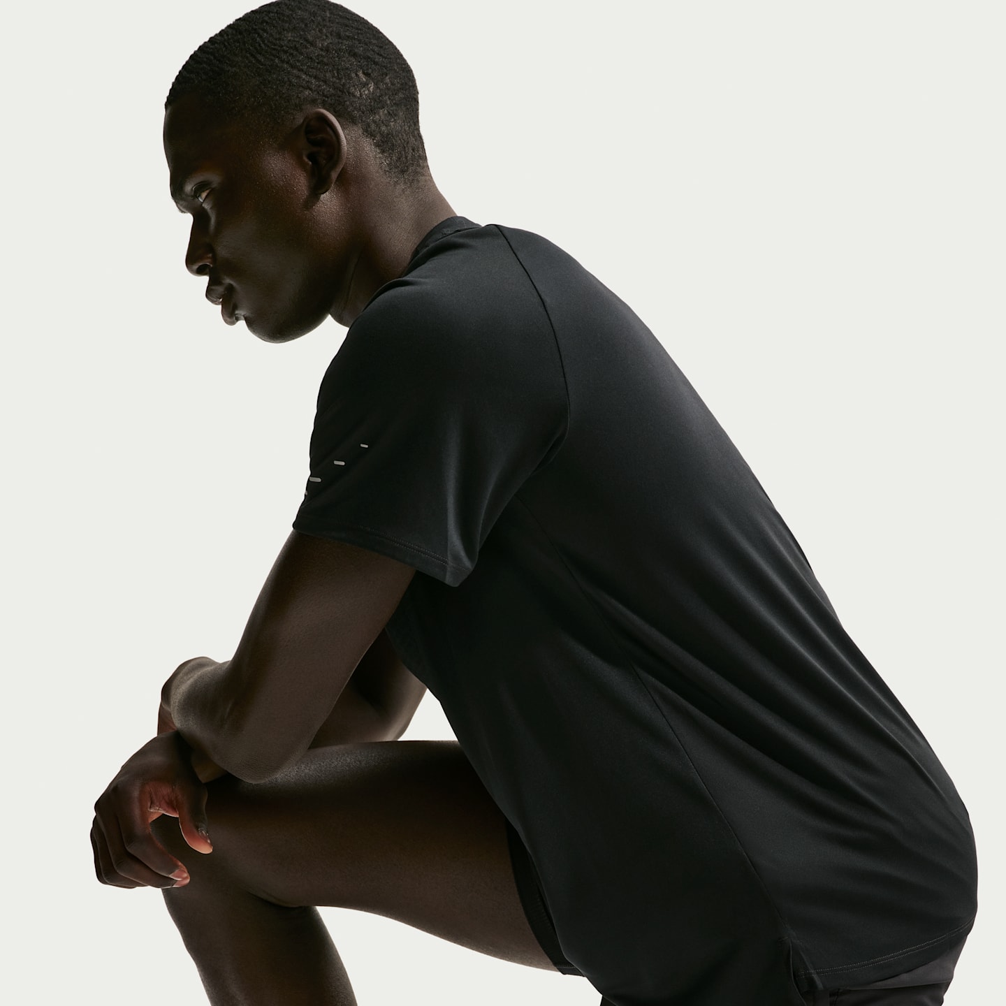 Мужской беговой топ Nike Stride Dri-FIT ADV с коротким рукавом, цвет: Чёрный — фото 2