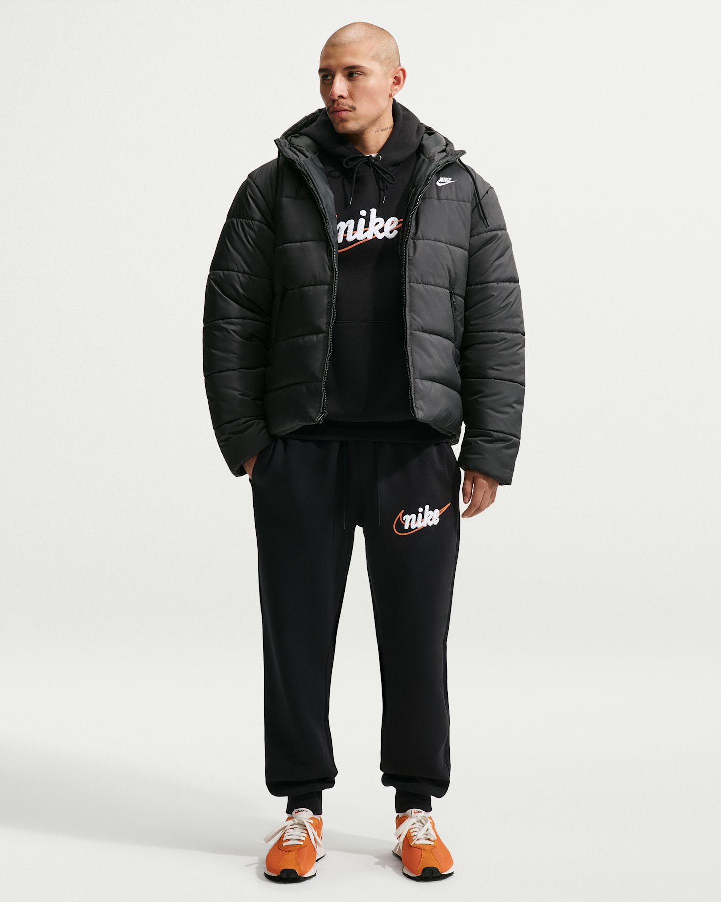 Мужские флисовые джоггеры Nike Sportswear Club, цвет: Чёрный / Оранжевый — фото 6
