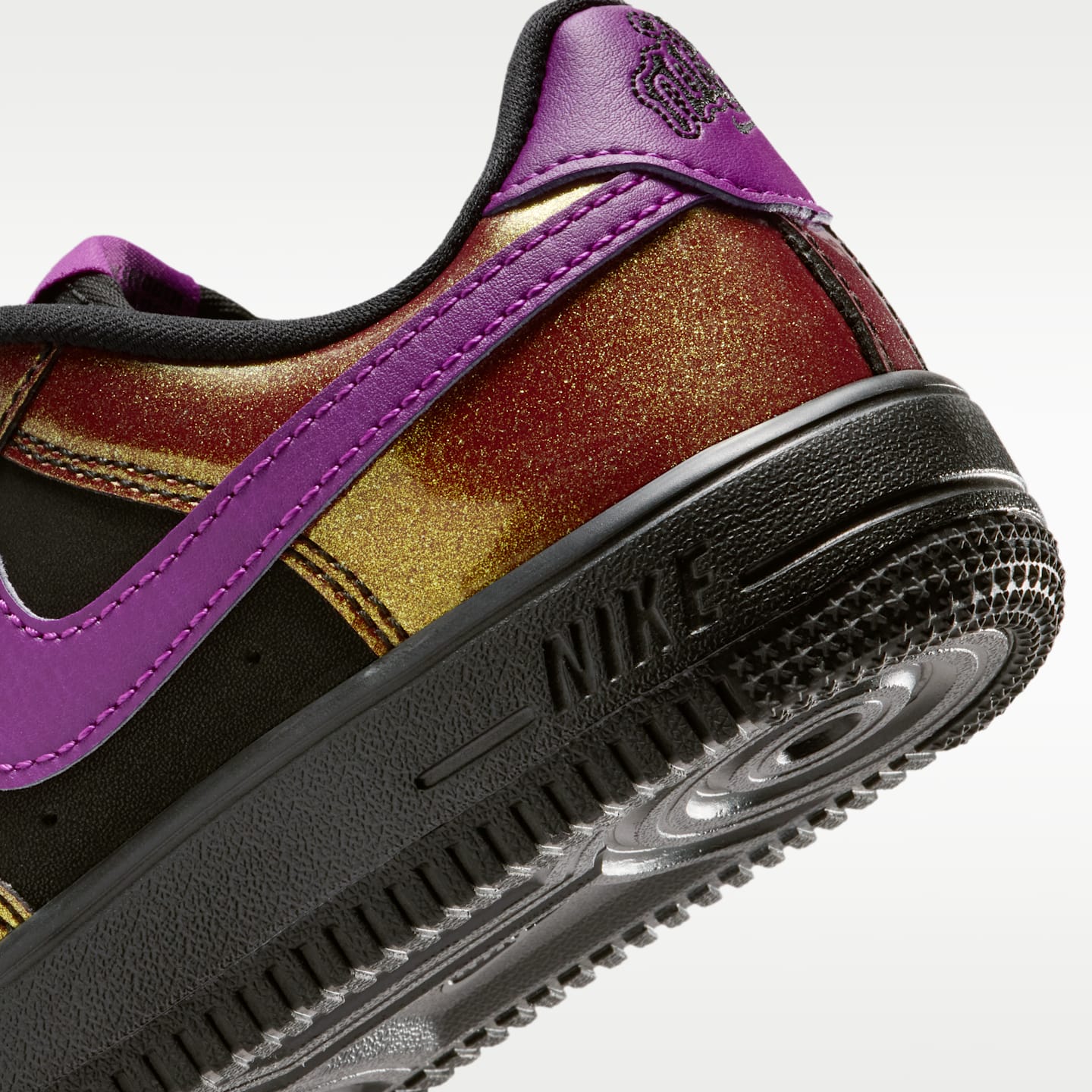 Детские кроссовки Nike Air Force 1 LV8, цвет: Чёрный / Ягодный — фото 8
