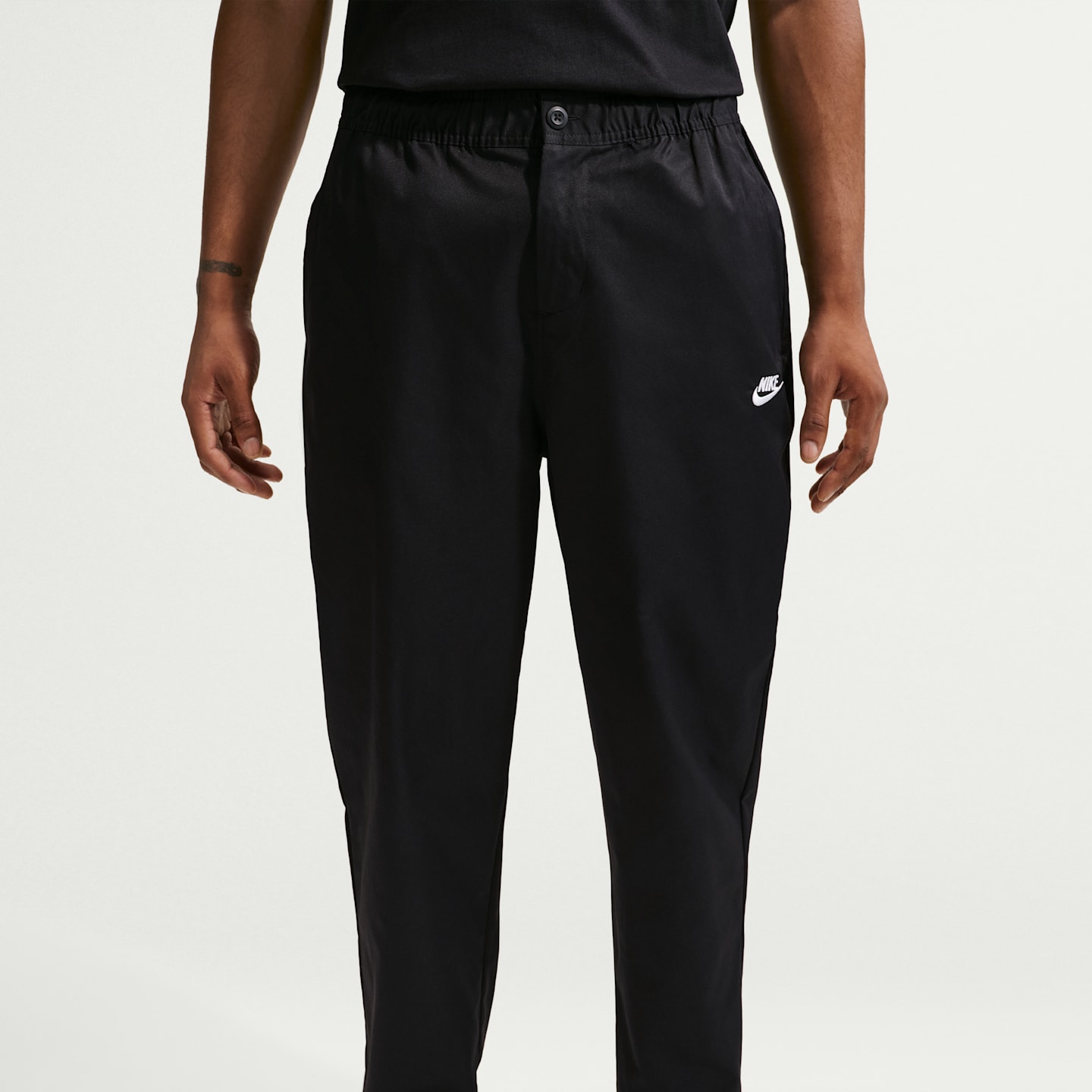 Мужские брюки Nike Club Woven Tapered, цвет: Чёрный / Белый — фото 2