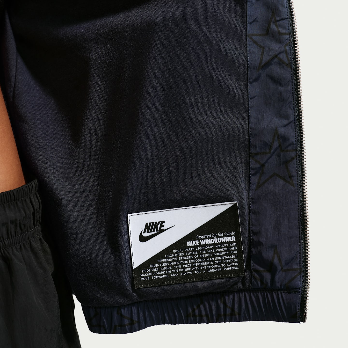 Женская футбольная тканая куртка с УФ-защитой Nike Usmnt Windrunner, цвет: Обсидиановый / Красный — фото 6