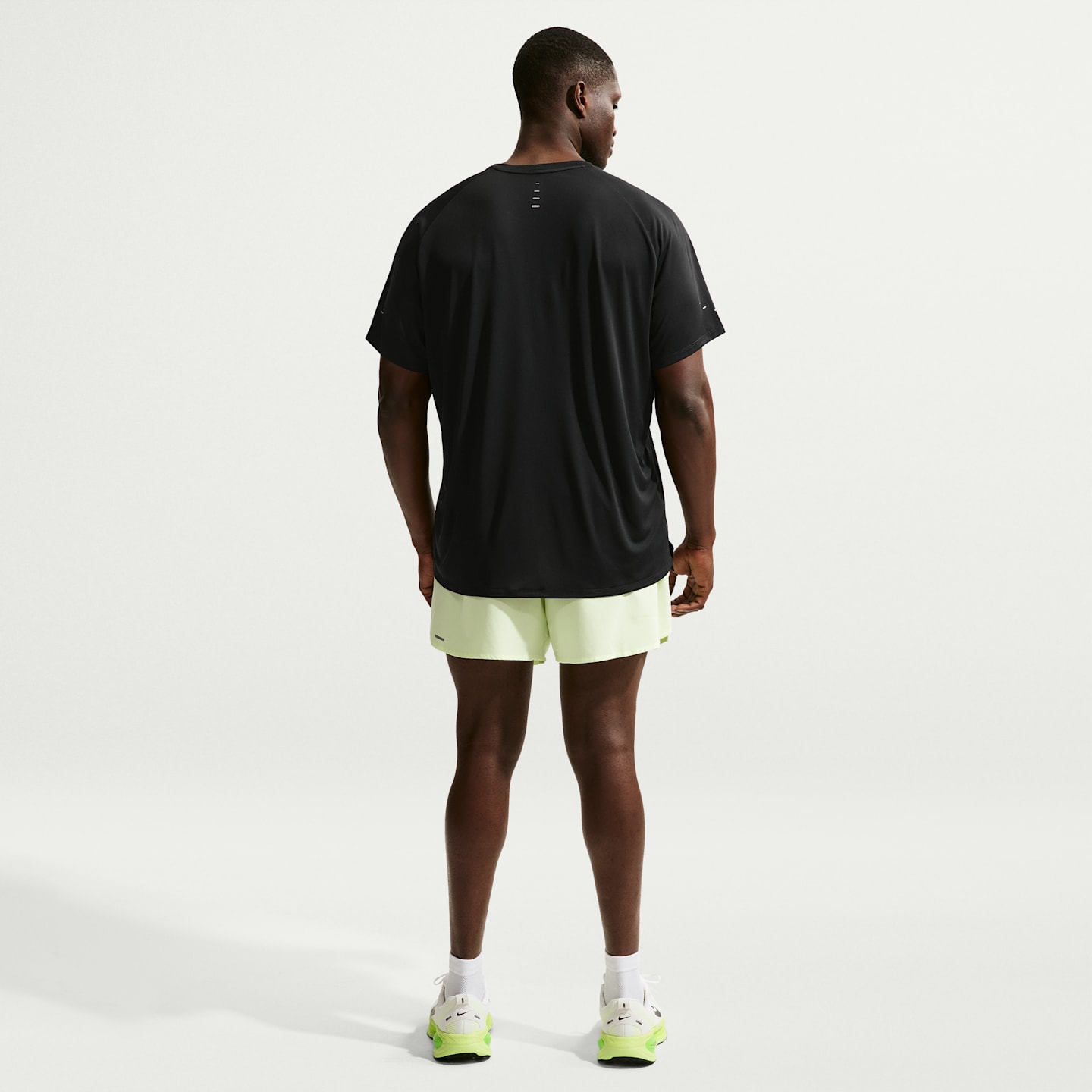 Мужской беговой топ Nike Stride Dri-FIT ADV с коротким рукавом, цвет: Чёрный — фото 10
