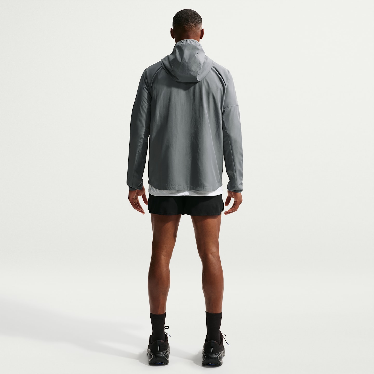 Мужская беговая куртка Nike Miler Repel, цвет: Дымчатый серый — фото 5