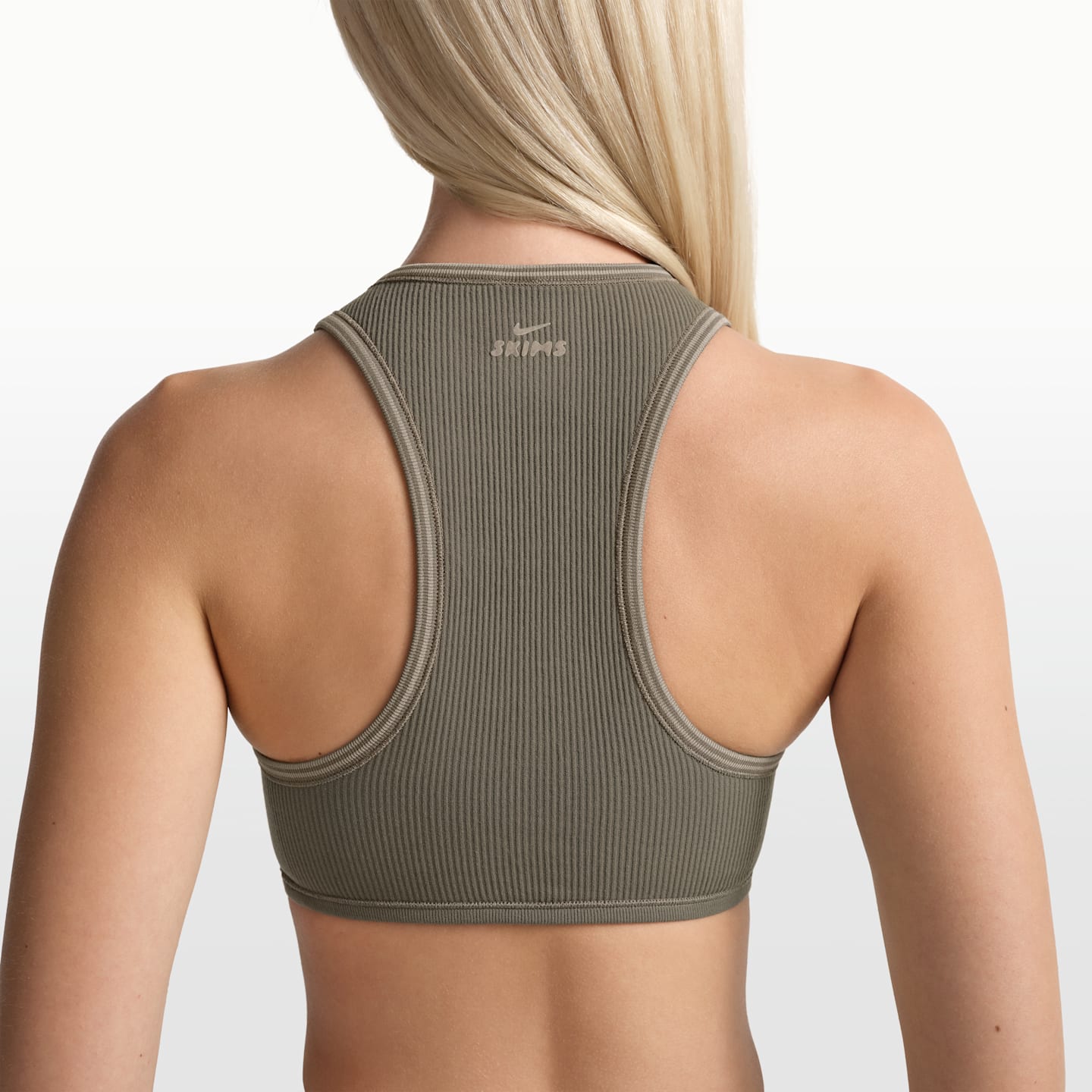 Женский бюстгальтер NikeSKIMS Ribbed Seamless с вырезом-борцовкой, цвет: Дюнный — фото 2