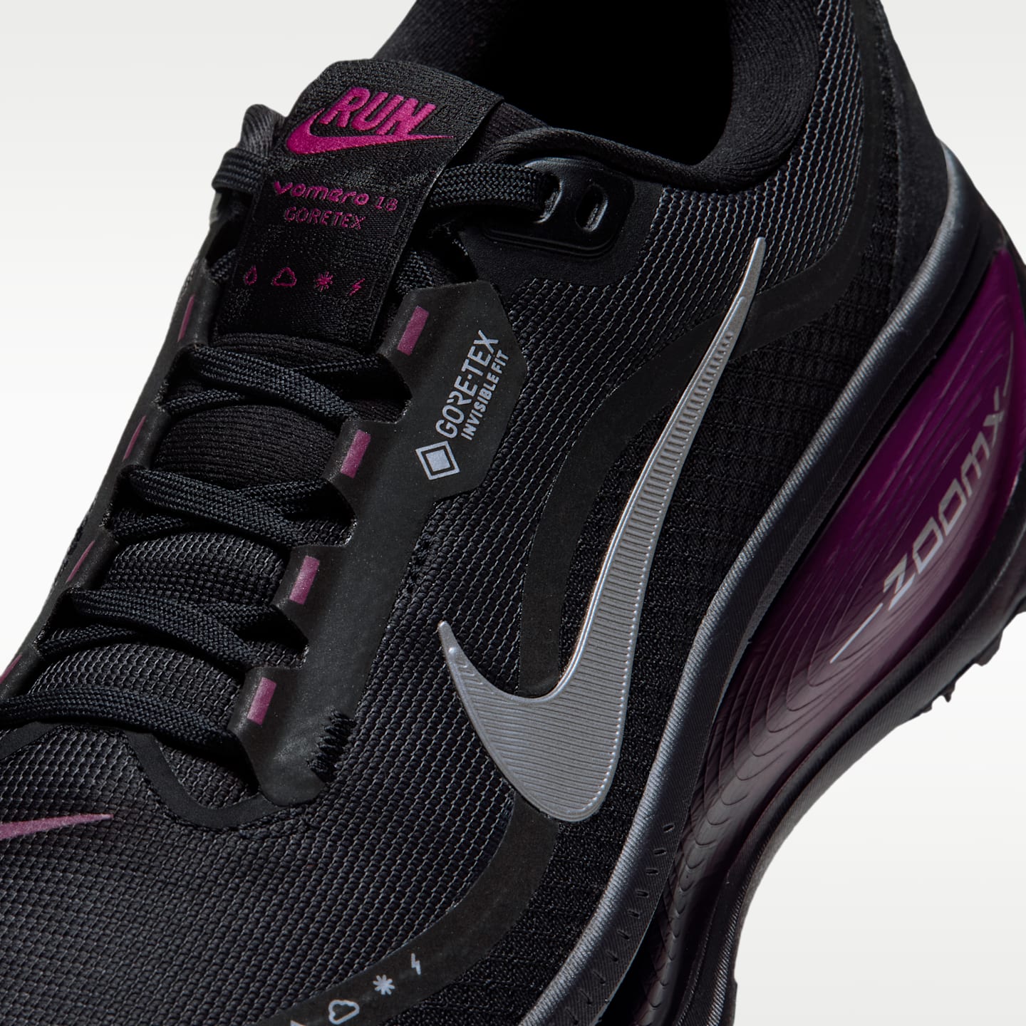 Женские кроссовки Nike Vomero 18 GORE-TEX Waterproof Road Running Shoes with Reflective Accents, цвет: Чёрный / Ягодный — фото 7