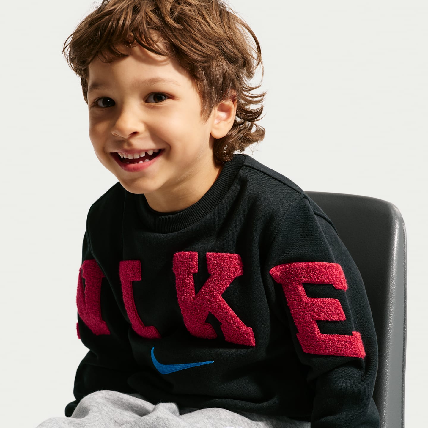 Детский флисовый свитшот Nike Club Chenille для малышей, цвет: Чёрный / Красный — фото 3
