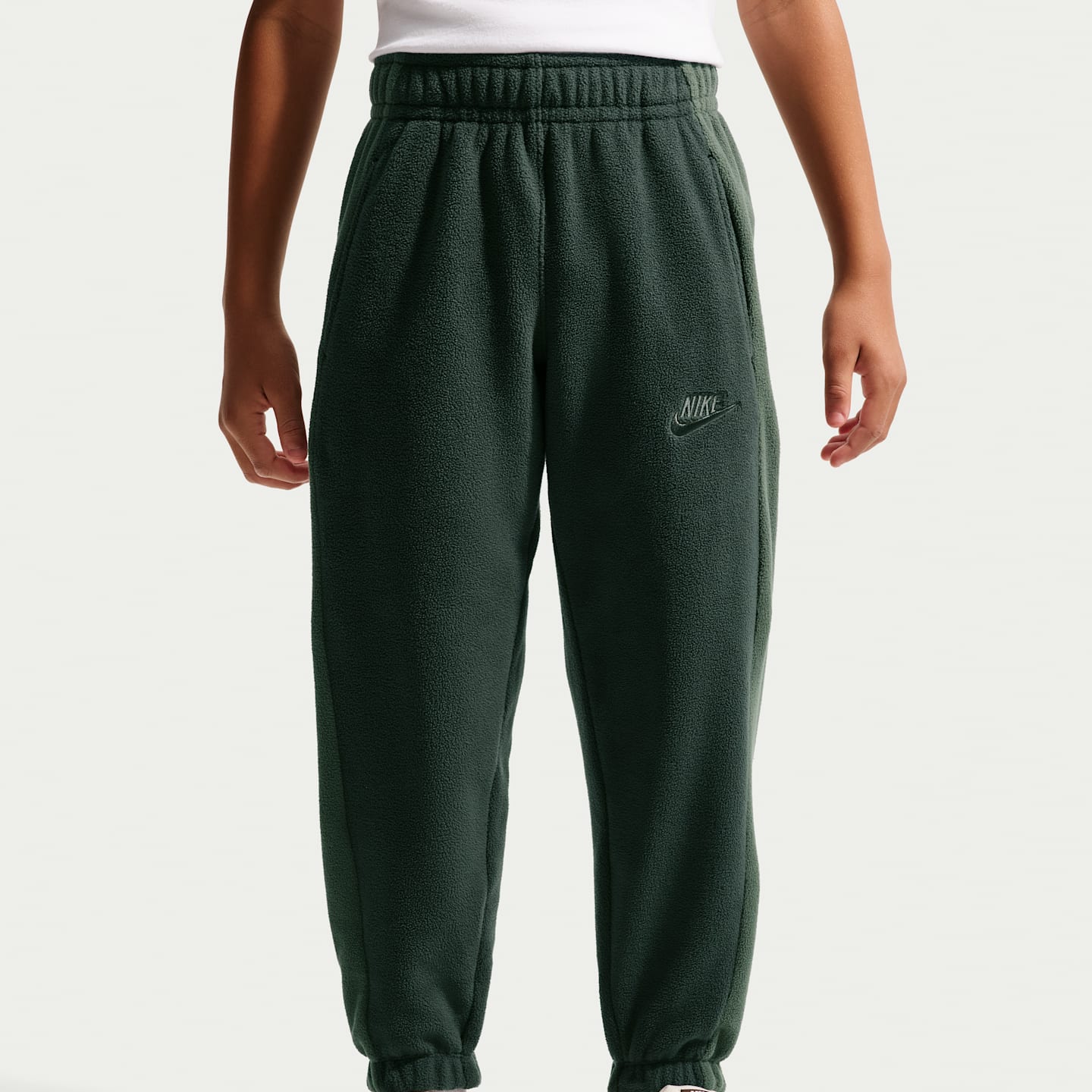 Детские утеплённые флисовые джоггеры Nike Club, цвет: Чёрный еловый / Камуфляжный зелёный — фото 2