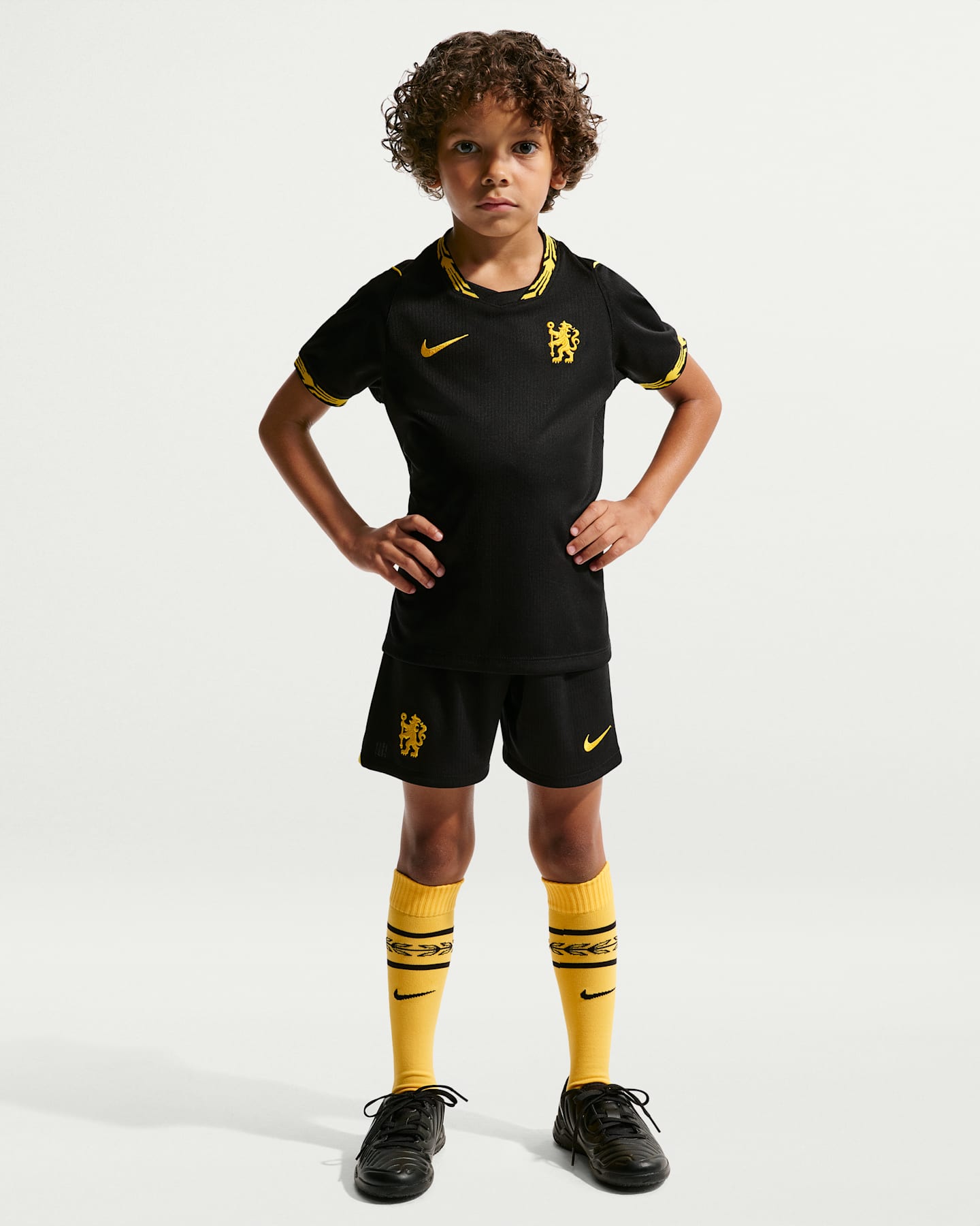 Детский футбольный комплект Nike Chelsea FC 2026/27 Stadium Away из 3 предметов, цвет: Чёрный / Золотой — фото 9