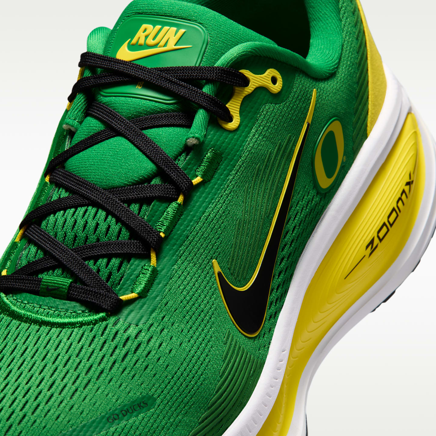 Мужские кроссовки Nike College Vomero 18 (Oregon) Road Running, цвет: Зелёный / Белый — фото 7