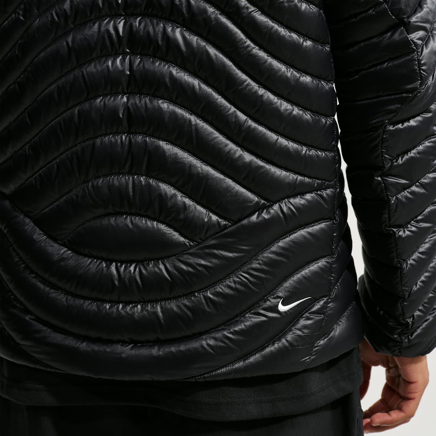 Мужской сверхлёгкий пуховик Nike ACG Lava Flow Therma-FIT ADV, цвет: Чёрный / Снежный белый — фото 2