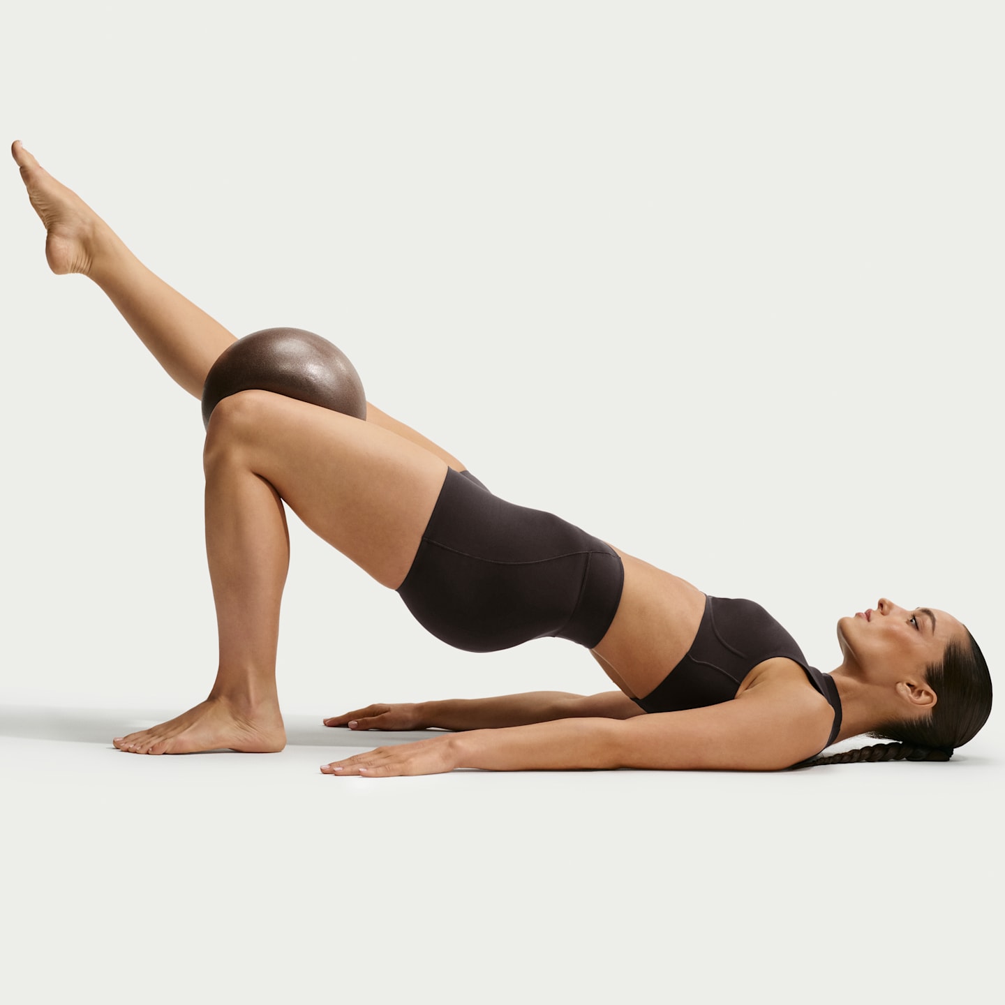 Женские шорты NikeSKIMS Studio Stretch, цвет: Кофейный — фото 4