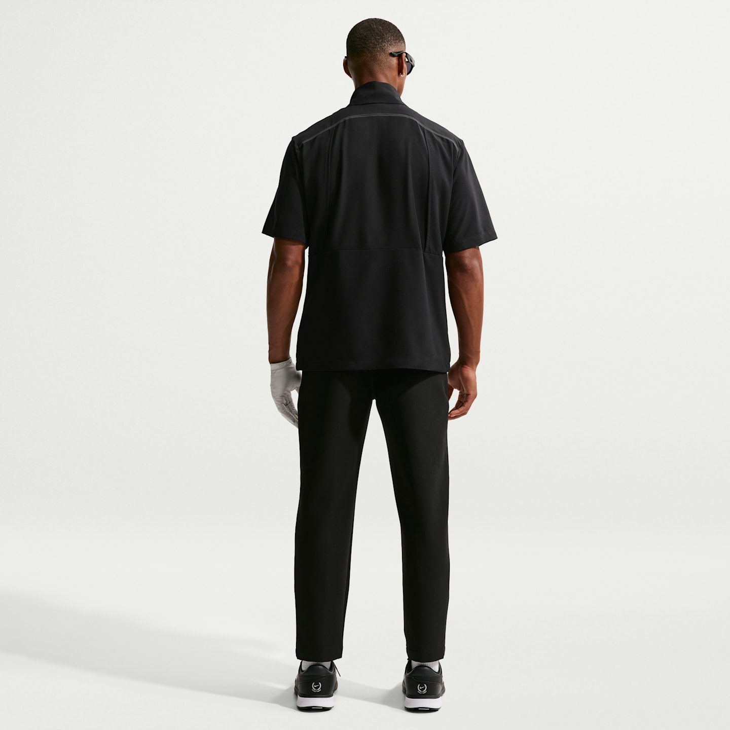 Мужская ветровка для гольфа Nike Tailored Performance Dri-FIT с коротким рукавом, цвет: Чёрный — фото 5