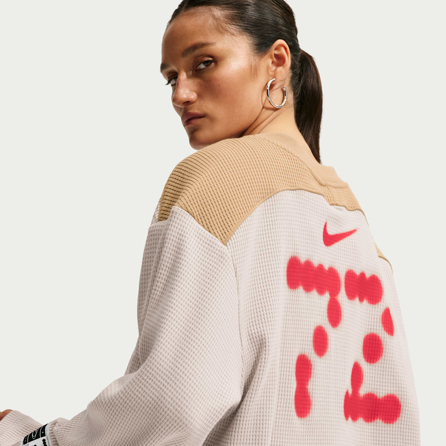 Женское укороченное джерси Nike Sportswear оверсайз с длинным рукавом, цвет: Кремовый / Бежевый — фото 2