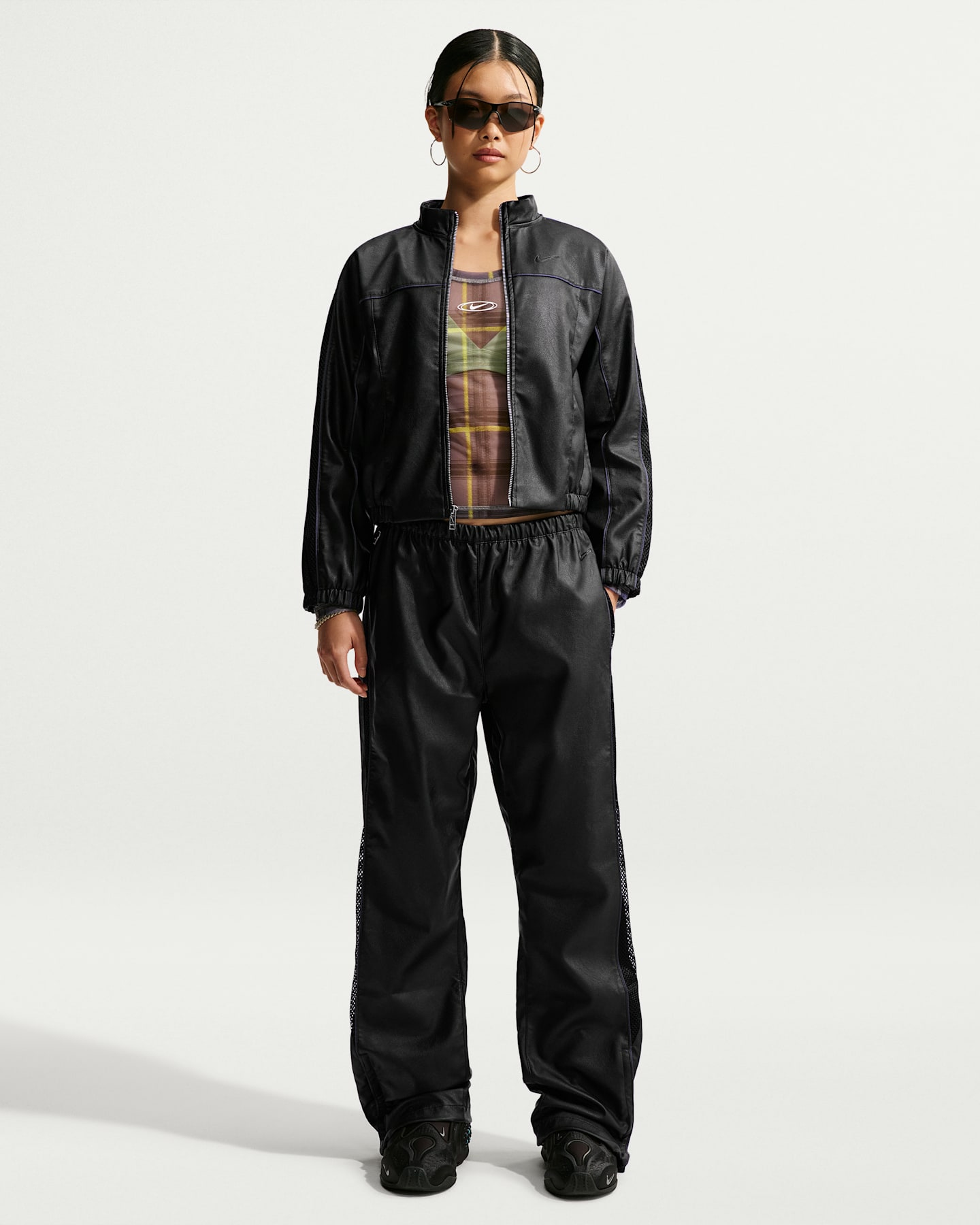 Женские брюки Nike Sportswear Faux-Leather Track, цвет: Чёрный — фото 6