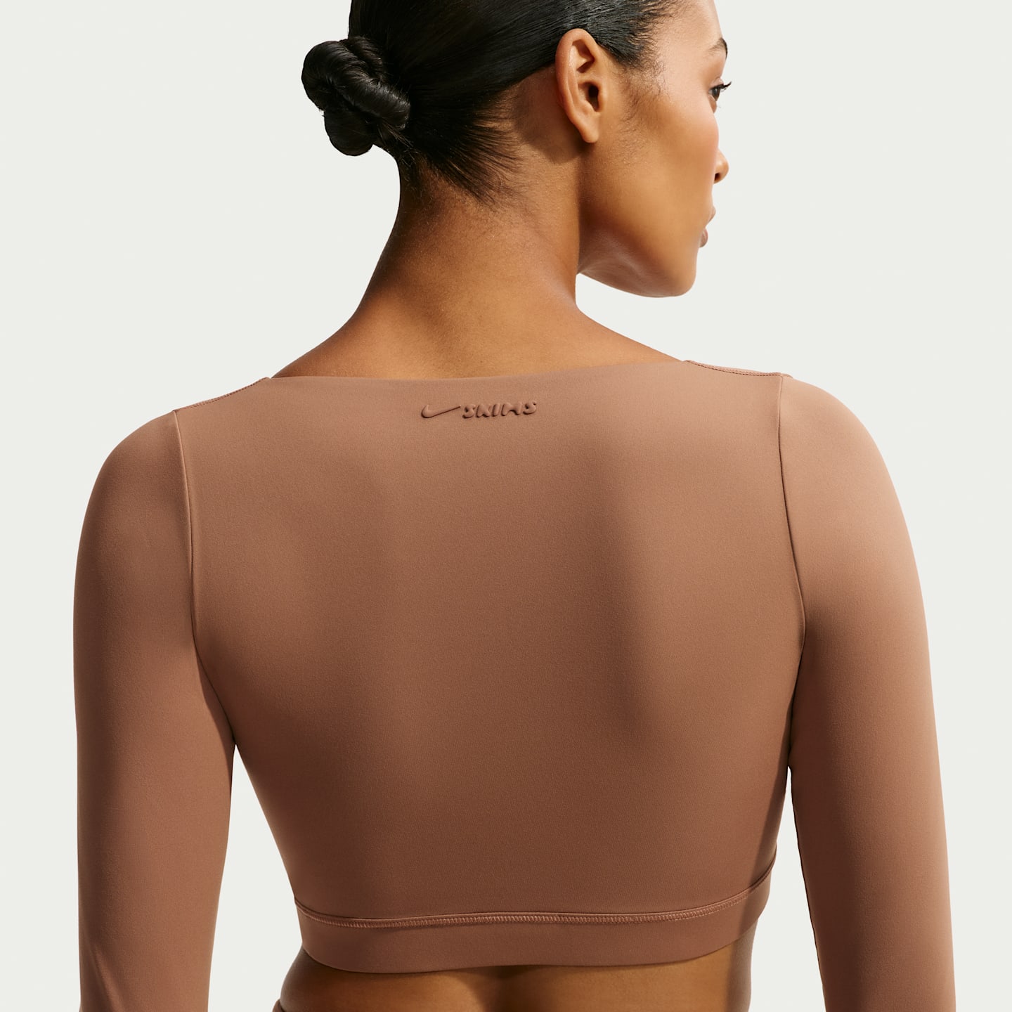 Женский топ NikeSKIMS Matte с запахом и длинным рукавом, цвет: Коричневый — фото 2