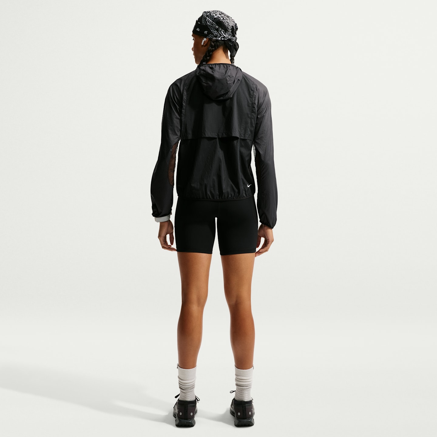 Женская куртка для трейлраннинга Nike ACG Aireez с защитой от UV, цвет: Чёрный / Снежный белый — фото 5