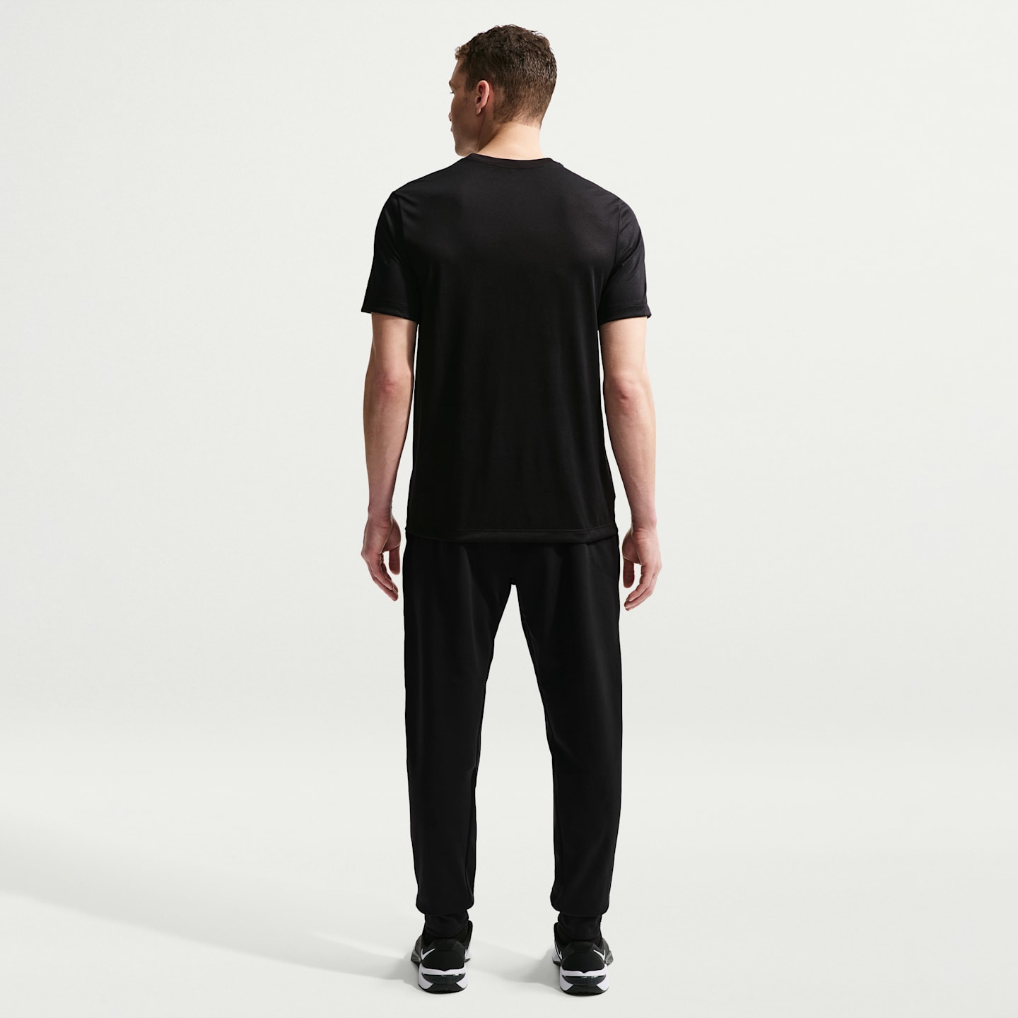 Мужские зауженные брюки Nike Therma Therma-FIT для фитнеса, цвет: Чёрный / Белый — фото 5