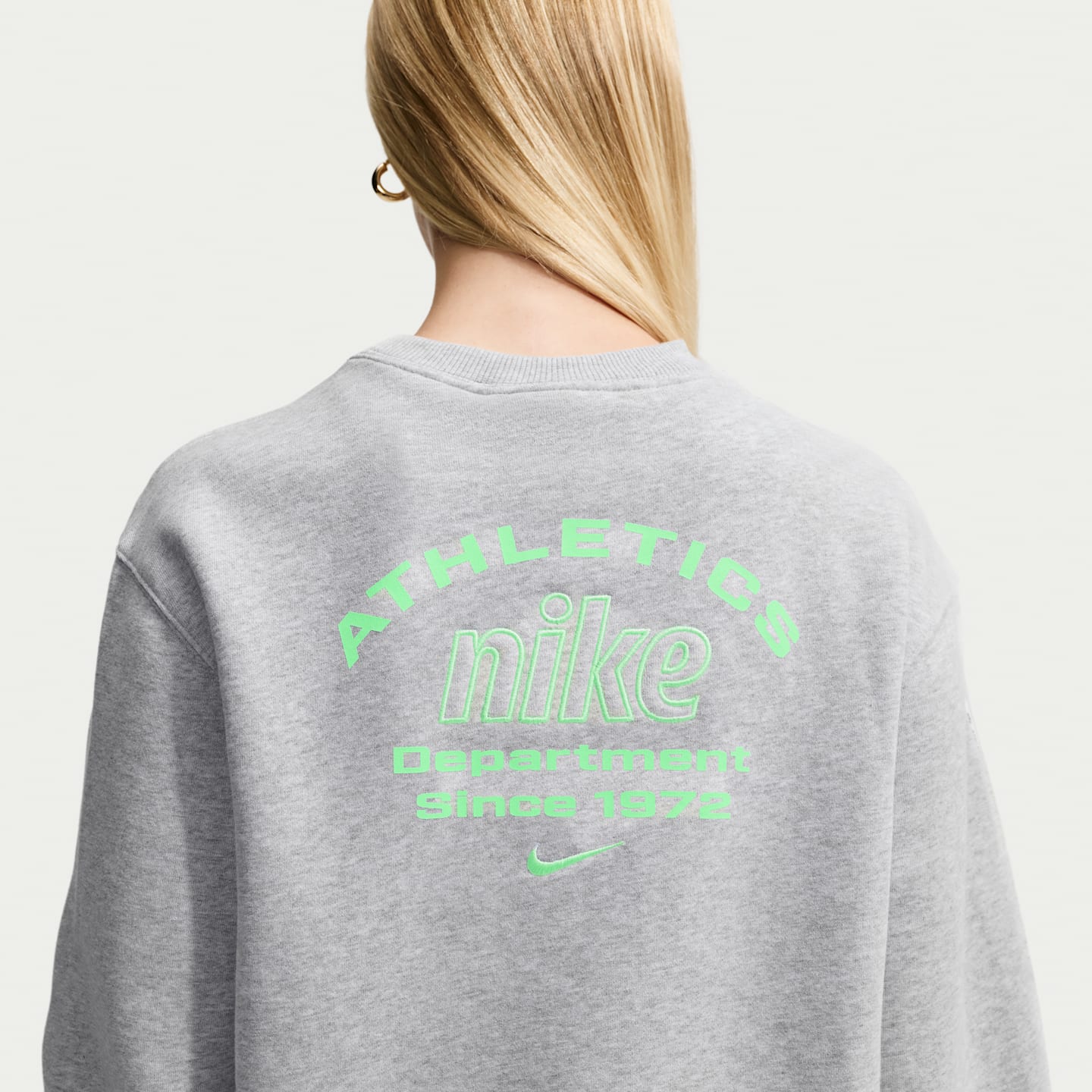 Женский свитшот Nike Studio Fleece Graphic Pack Athletic Department средней плотности, цвет: Серый меланжевый / Зелёный — фото 2