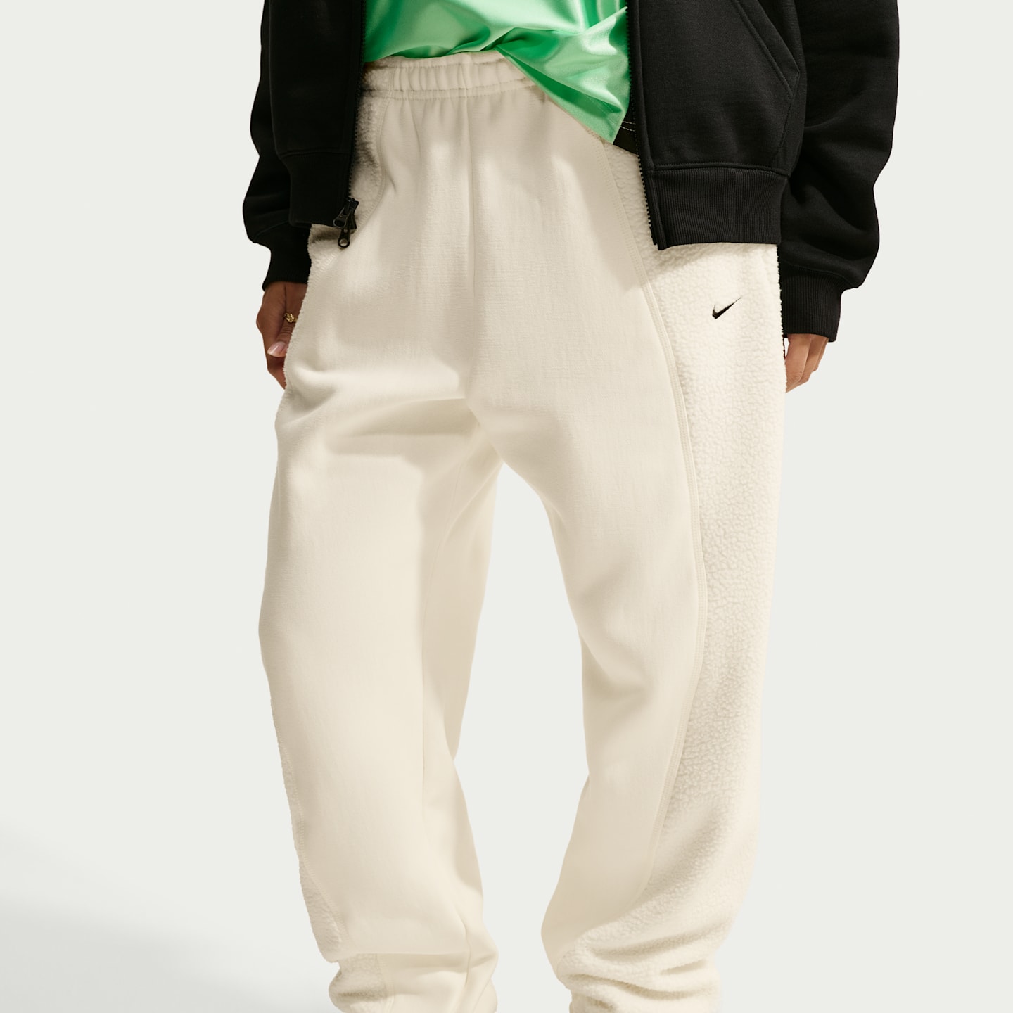 Женские флисовые брюки Nike Studio Fleece Heavyweight Plush оверсайз с высокой посадкой, цвет: Молочный / Чёрный — фото 2