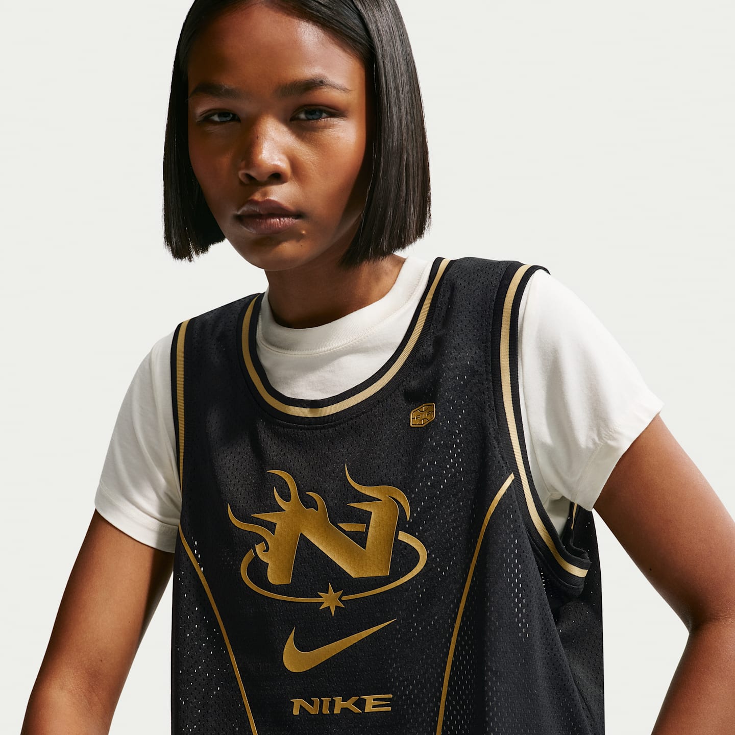 Женский топ Nike Sportswear Cropped Jersey, цвет: Чёрный / Светло-бежевый золотой — фото 1