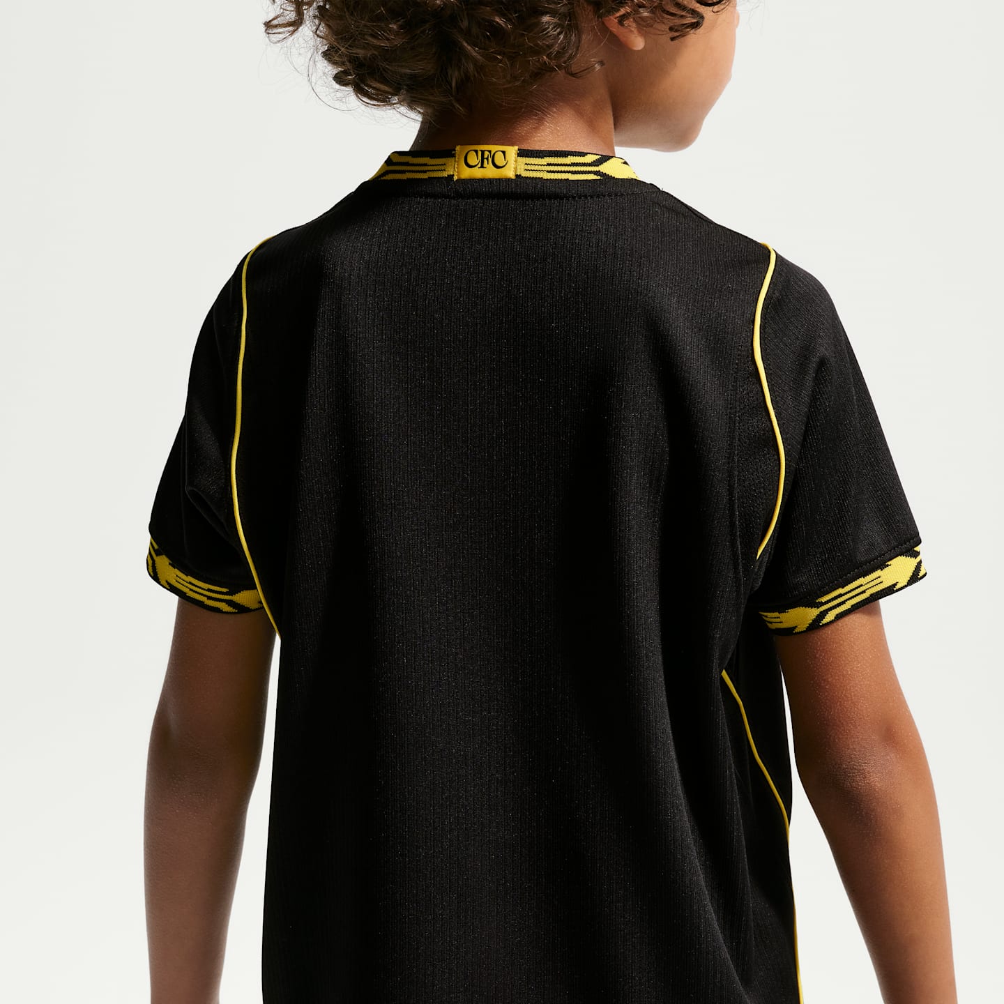 Детский футбольный комплект Nike Chelsea FC 2026/27 Stadium Away из 3 предметов, цвет: Чёрный / Золотой — фото 3
