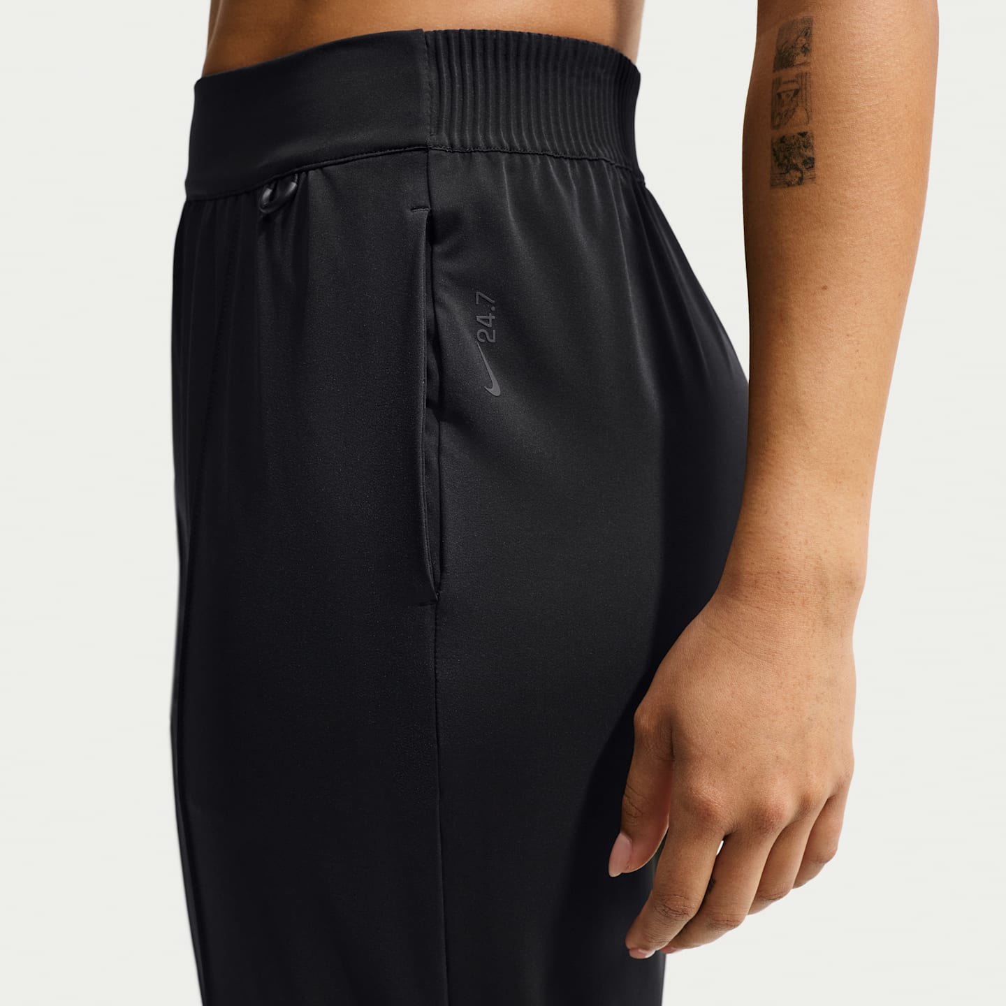 Женские зауженные брюки Nike 24.7 PerfectStretch Dri-FIT UV с высокой посадкой, цвет: Чёрный / Серый — фото 3