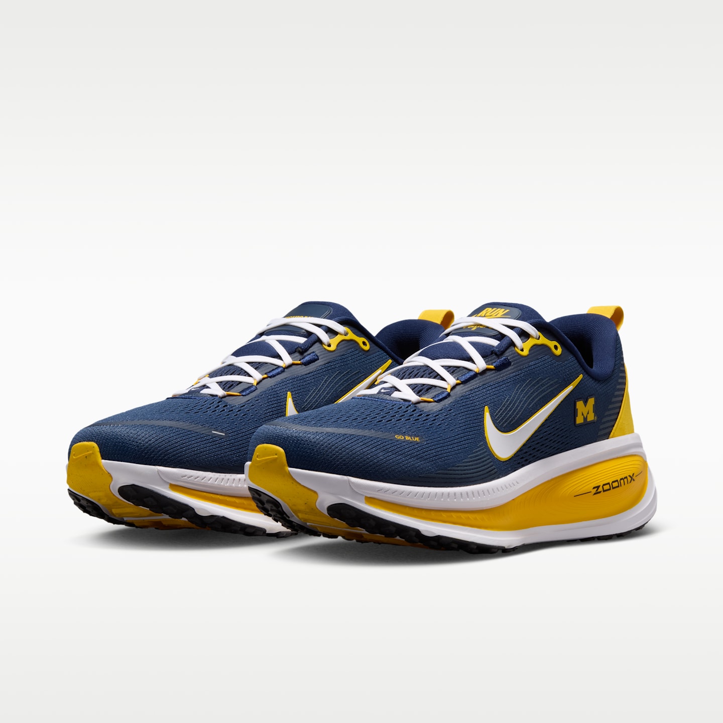 Мужские кроссовки Nike College Vomero 18 (Michigan) Road Running, цвет: Тёмно-синий / Белый — фото 5