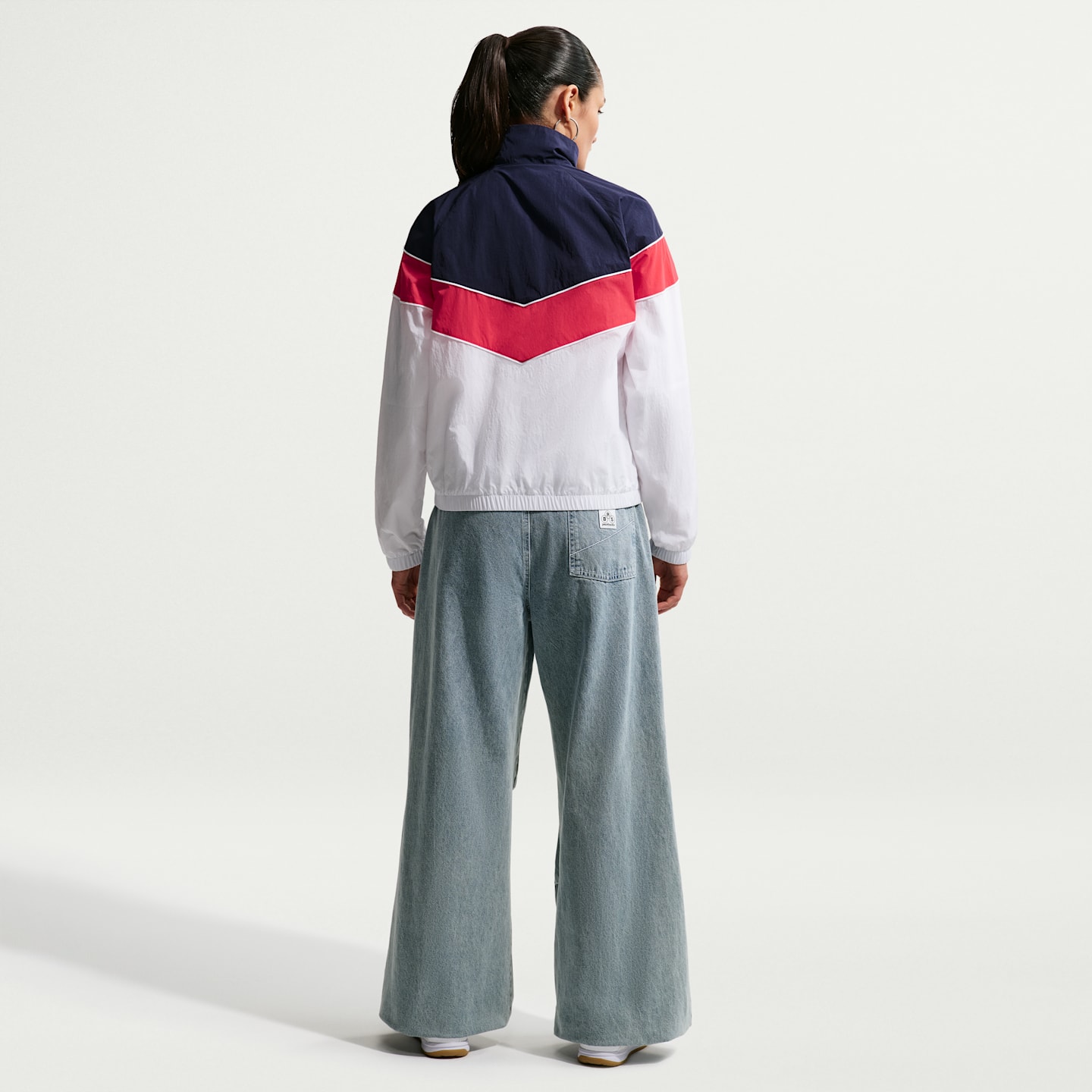 Женская футбольная ветровка Nike England Windrunner UV, цвет: Белый / Обсидиановый — фото 5