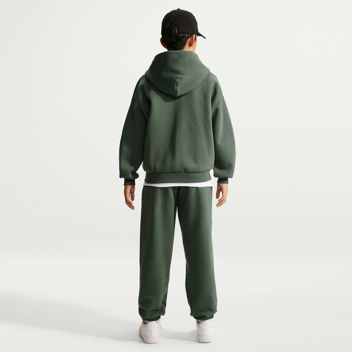 Детские флисовые брюки Nike Solo Swoosh с манжетами, цвет: Камуфляжный зелёный / Молочный — фото 2